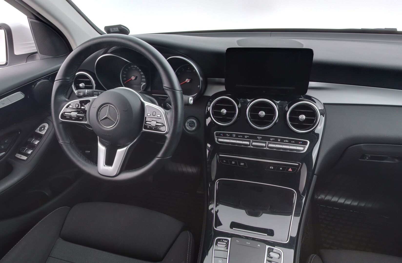 Mercedes-Benz GLC 2020 300 e 4MATIC A Business EQ Power  / Adapt. vakkari / Peruutuskamera / Facelift / Sähkökontti / Ledit - 3,99 % KORKOTARJOUS TÄHÄN AUTOON - 1-omisteinen / Suomiauto / Huippuvarusteet / ALV /  / Kahdet hyvät renkaat!