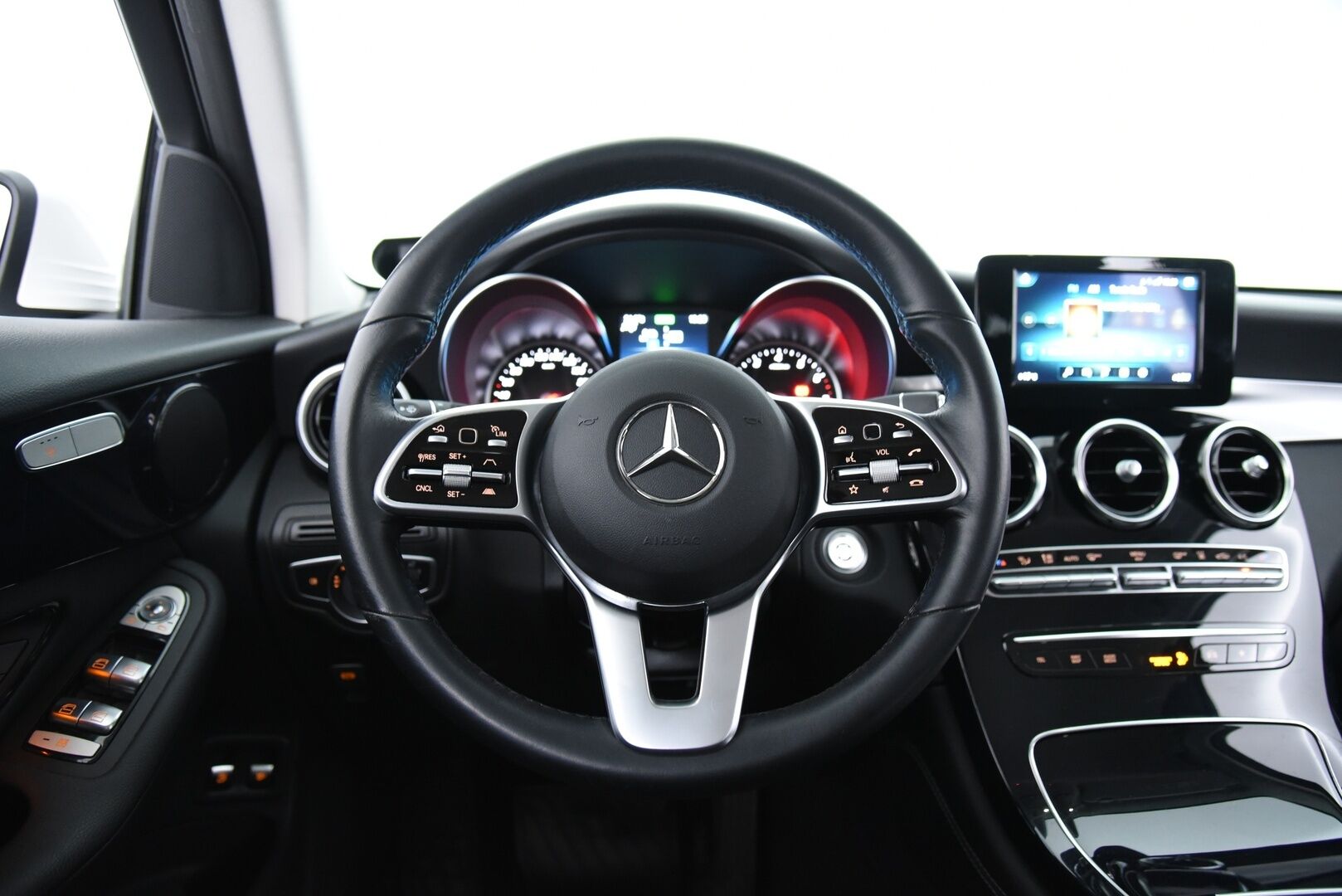 Mercedes-Benz GLC 2020 300 e 4MATIC A Business EQ Power  / Adapt. vakkari / Peruutuskamera / Facelift / Sähkökontti / Ledit - 3,99 % KORKOTARJOUS TÄHÄN AUTOON - 1-omisteinen / Suomiauto / Huippuvarusteet / ALV /  / Kahdet hyvät renkaat!