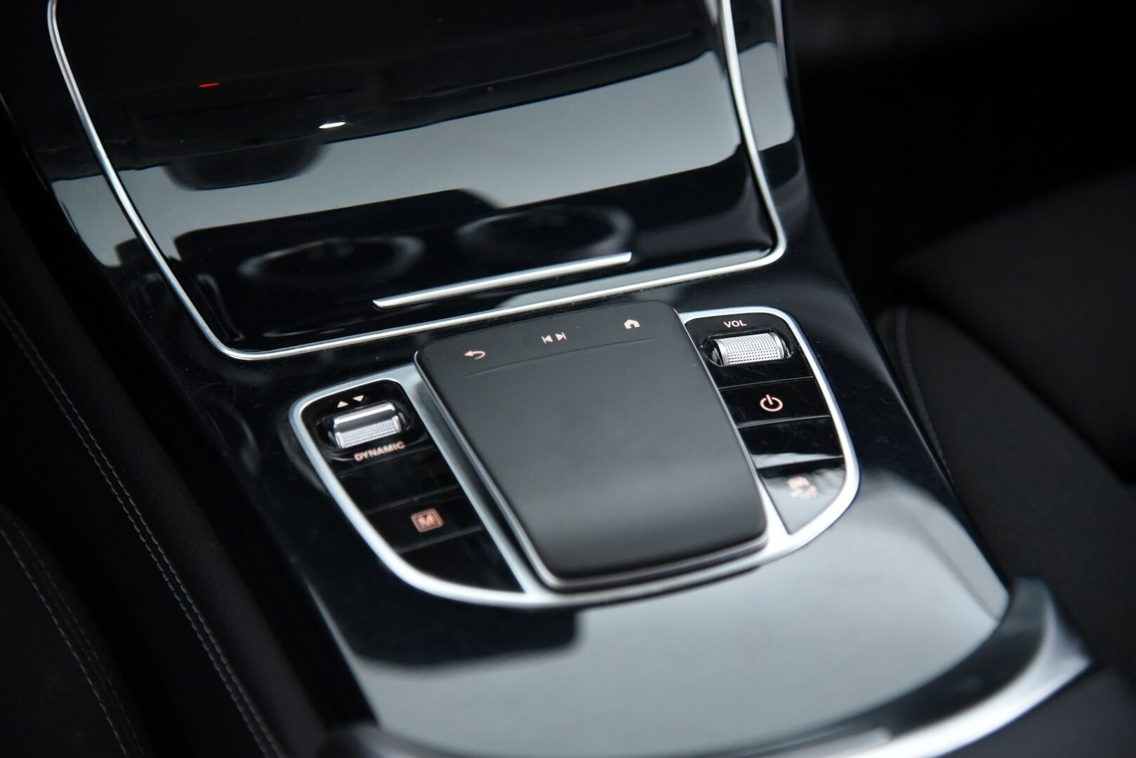 Mercedes-Benz GLC 2020 300 e 4MATIC A Business EQ Power  / Adapt. vakkari / Peruutuskamera / Facelift / Sähkökontti / Ledit - 3,99 % KORKOTARJOUS TÄHÄN AUTOON - 1-omisteinen / Suomiauto / Huippuvarusteet / ALV /  / Kahdet hyvät renkaat!