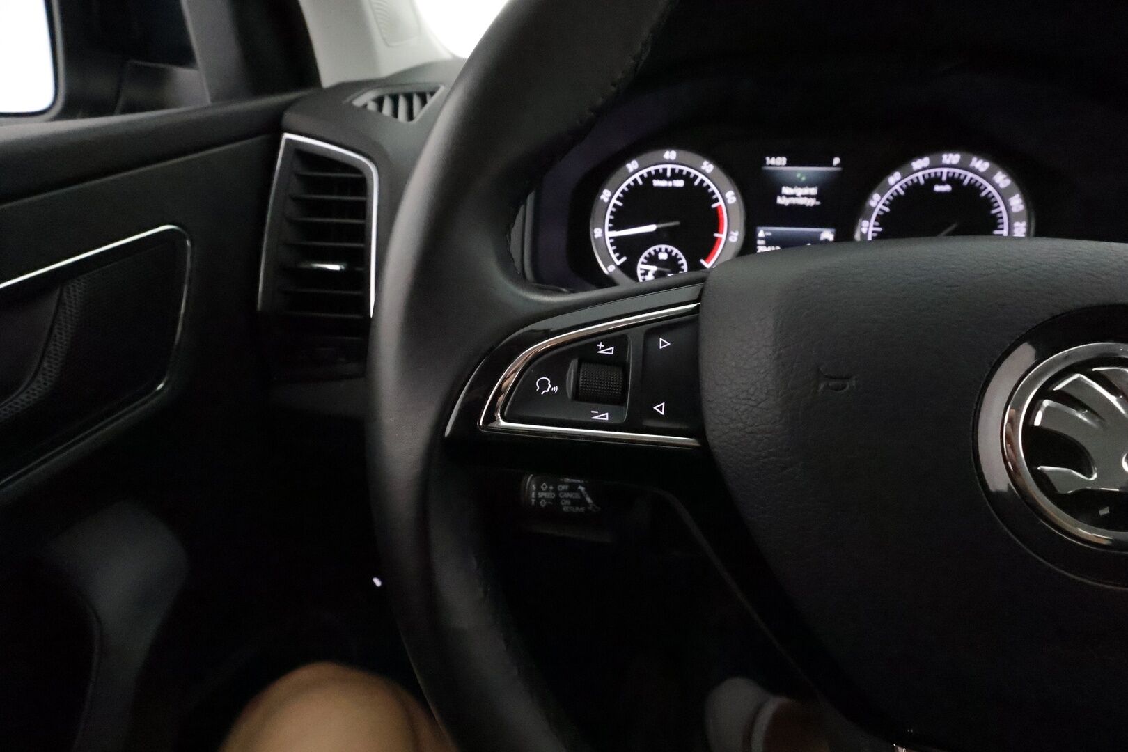 Skoda Karoq 2020 1,5 TSI Style BusinessLine DSG **Webasto / Adapt.Vakkari / LED-valot / Muistipenkki / Navi / Kaistavahti / Keyless** - 1-om Suomi-auto / Kahdet Renkaat / Merkkihuollettu!
