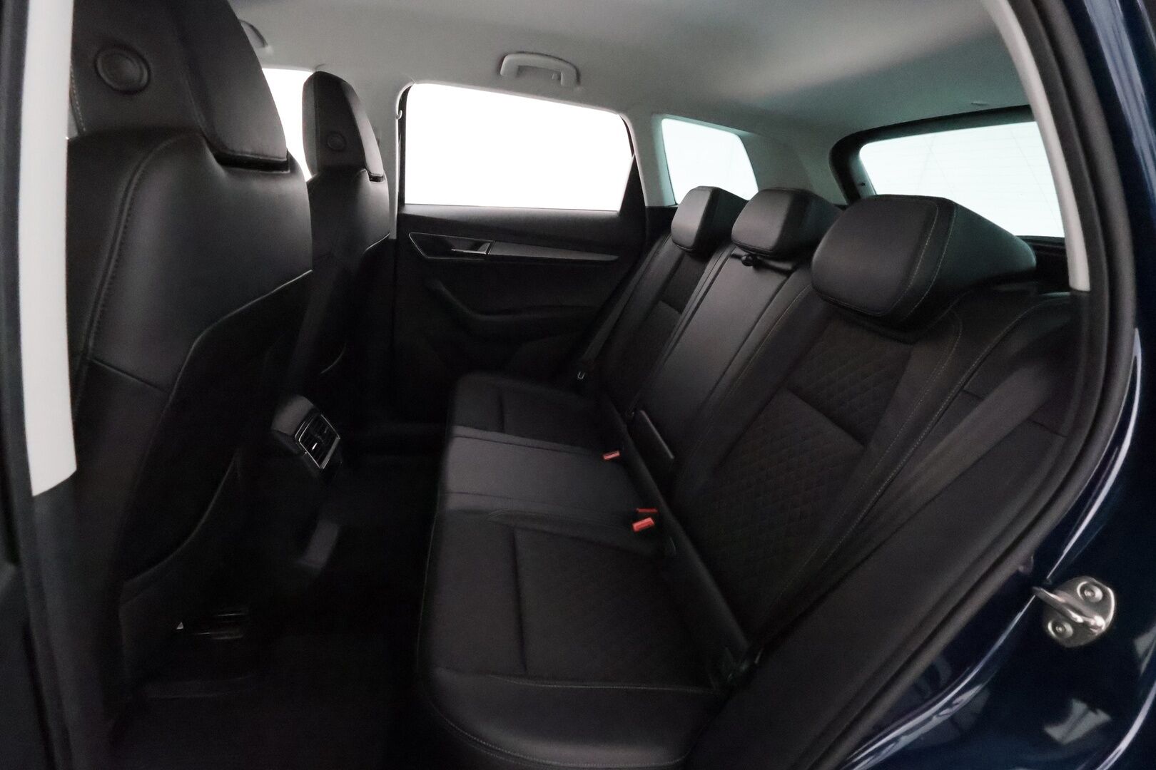 Skoda Karoq 2020 1,5 TSI Style BusinessLine DSG **Webasto / Adapt.Vakkari / LED-valot / Muistipenkki / Navi / Kaistavahti / Keyless** - 1-om Suomi-auto / Kahdet Renkaat / Merkkihuollettu!