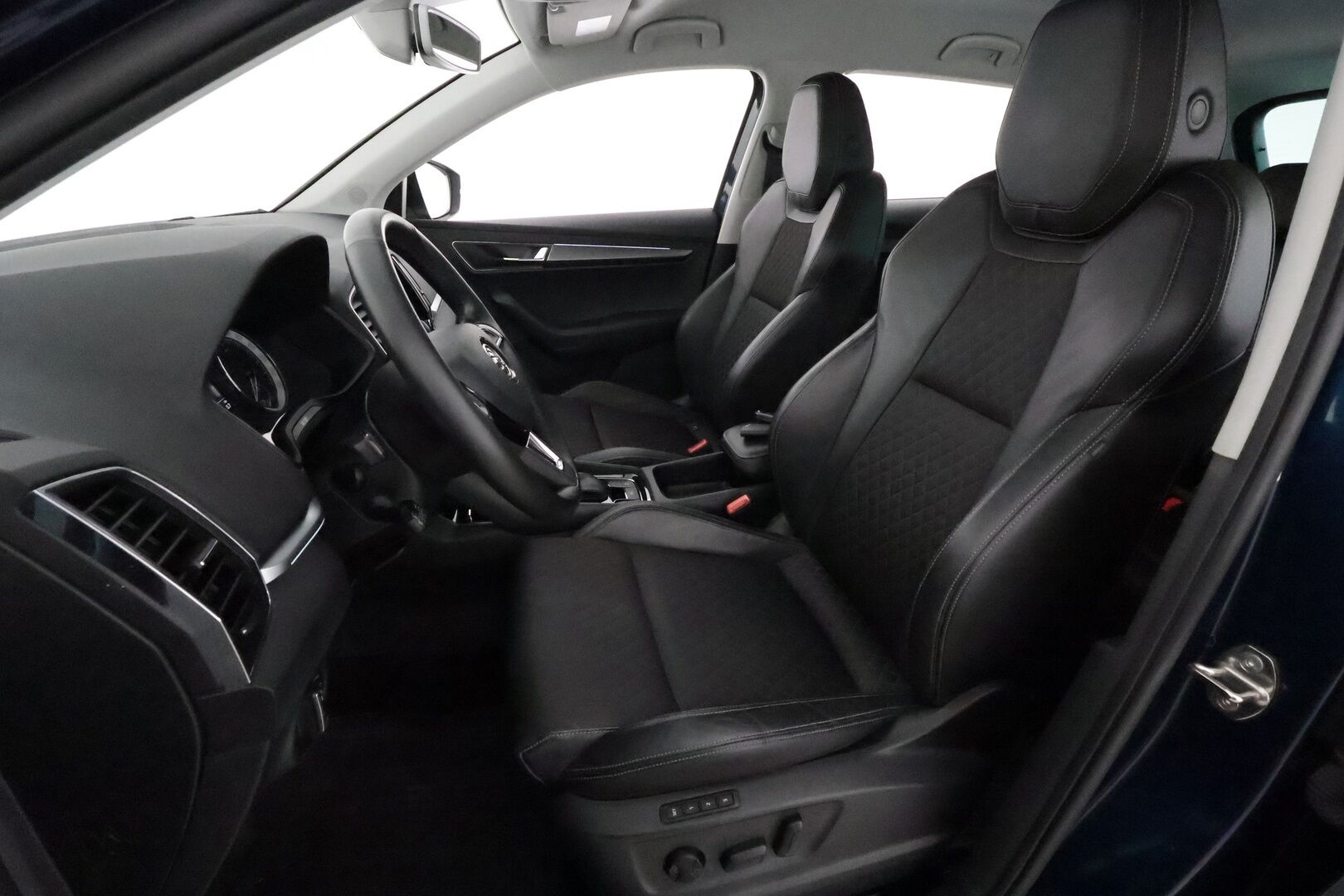 Skoda Karoq 2020 1,5 TSI Style BusinessLine DSG **Webasto / Adapt.Vakkari / LED-valot / Muistipenkki / Navi / Kaistavahti / Keyless** - 1-om Suomi-auto / Kahdet Renkaat / Merkkihuollettu!