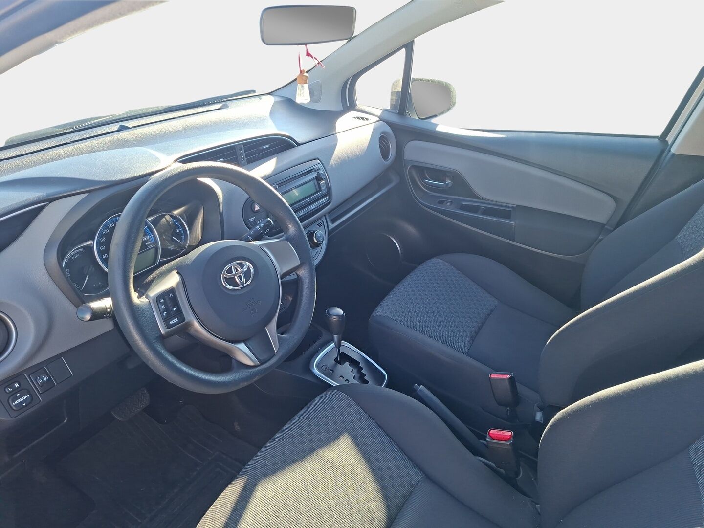 Toyota Yaris 2015 TOYOTA YARIS HYBRID 1497cm3 - Ilmastointi | Penkinlämmittimet | Kahdet renkaat | Juuri huollettu |
