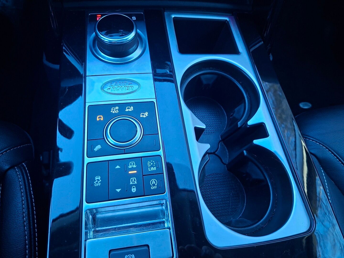 Land Rover Discovery 2017 2,0 Td4 SE Aut * YritysOutlet - Myydään vain yrityksille / Nahkasisusta / Panorama / Vetokoukku * - YritysOutlet - Myydään vain yrityksille / Leimaa 06/2027 / Heti ajoon! / 7-paikkainen 