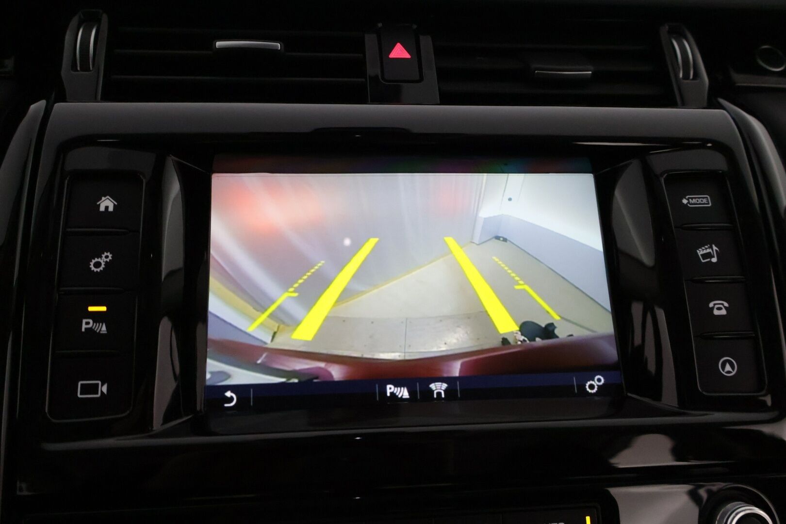 Land Rover Discovery 2017 2,0 Td4 SE Aut * 7-P / Nahkasisusta / P-Kamera / Panorama / Vetokoukku * - HULLUT AVAJAISHULINAT KORKOTARJOUS 3,29 %