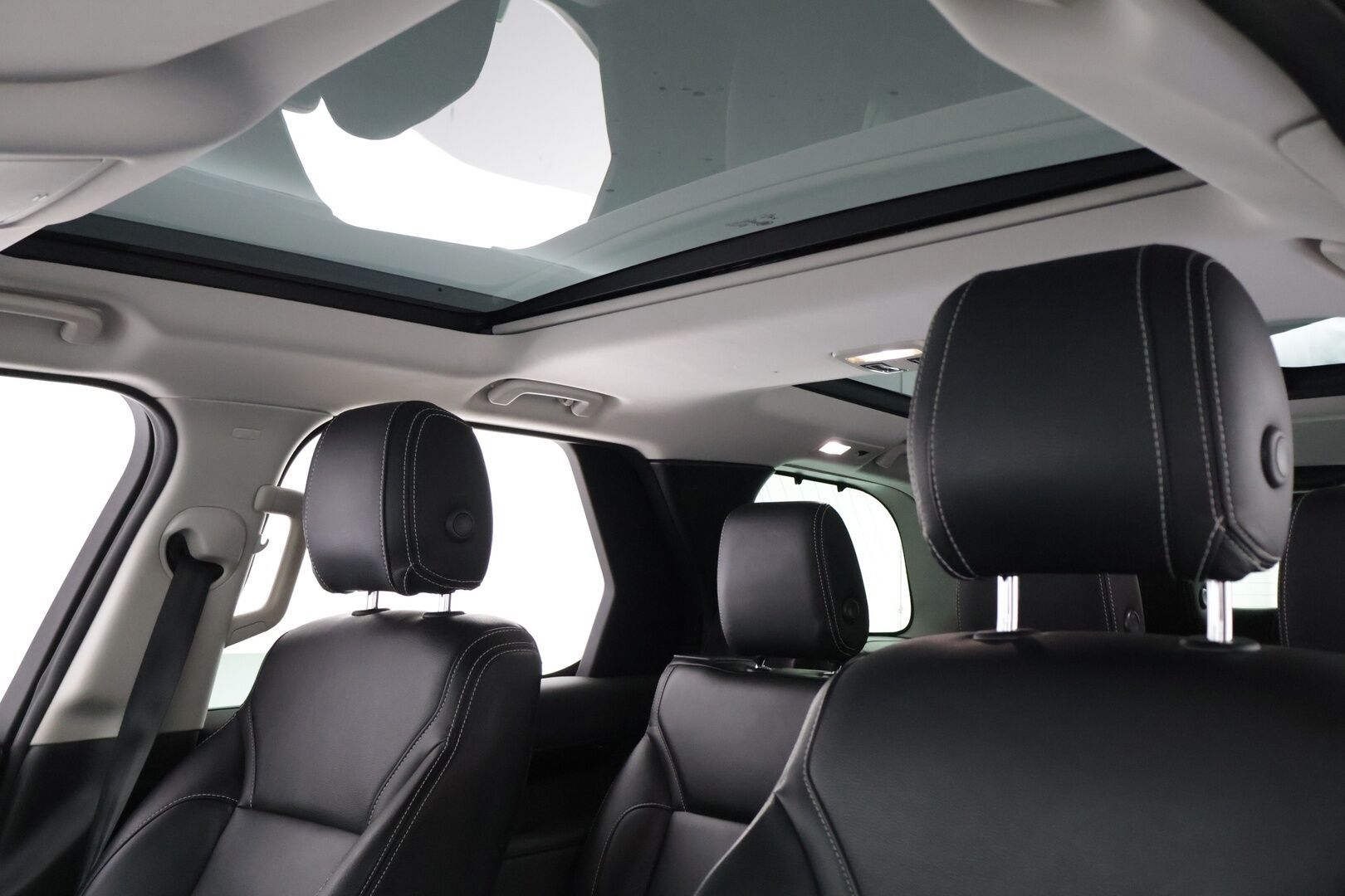 Land Rover Discovery 2017 2,0 Td4 SE Aut * 7-P / Nahkasisusta / P-Kamera / Panorama / Vetokoukku * - HULLUT AVAJAISHULINAT KORKOTARJOUS 3,29 %