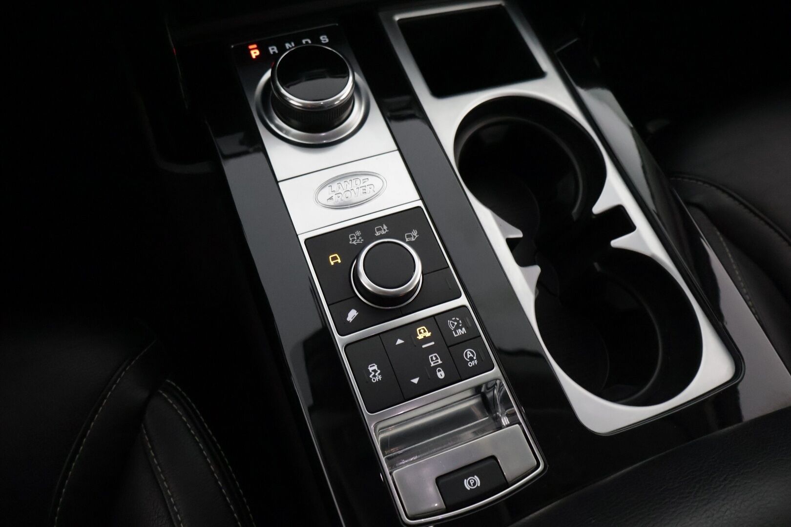 Land Rover Discovery 2017 2,0 Td4 SE Aut * 7-P / Nahkasisusta / P-Kamera / Panorama / Vetokoukku * - HULLUT AVAJAISHULINAT KORKOTARJOUS 3,29 %