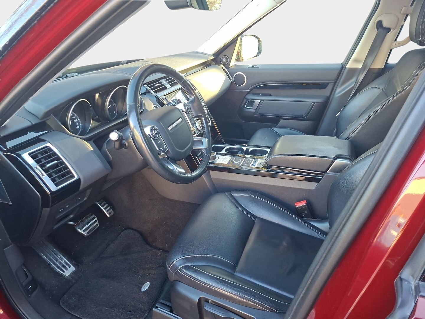 Land Rover Discovery 2017 2,0 Td4 SE Aut * YritysOutlet - Myydään vain yrityksille / Nahkasisusta / Panorama / Vetokoukku * - YritysOutlet - Myydään vain yrityksille / Leimaa 06/2027 / Heti ajoon! / 7-paikkainen 