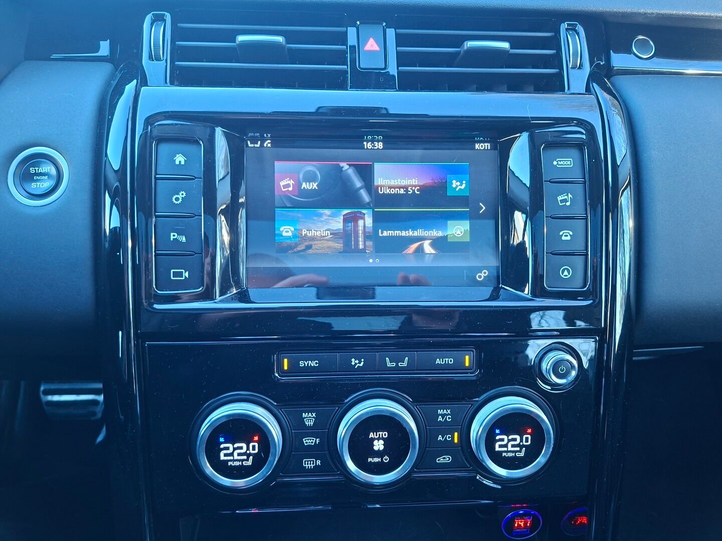 Land Rover Discovery 2017 2,0 Td4 SE Aut * YritysOutlet - Myydään vain yrityksille / Nahkasisusta / Panorama / Vetokoukku * - YritysOutlet - Myydään vain yrityksille / Leimaa 06/2027 / Heti ajoon! / 7-paikkainen 