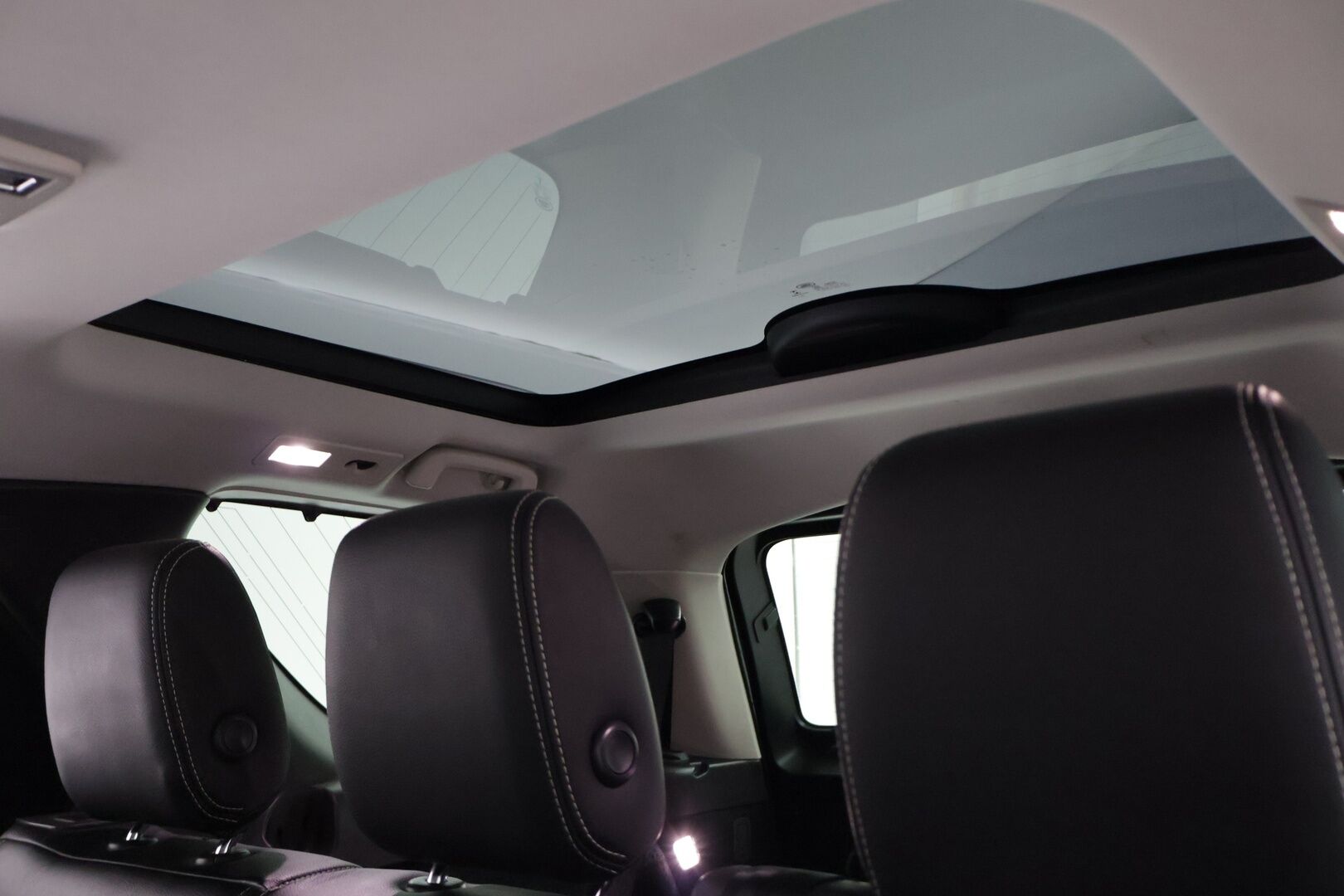 Land Rover Discovery 2017 2,0 Td4 SE Aut * 7-P / Nahkasisusta / P-Kamera / Panorama / Vetokoukku * - HULLUT AVAJAISHULINAT KORKOTARJOUS 3,29 %