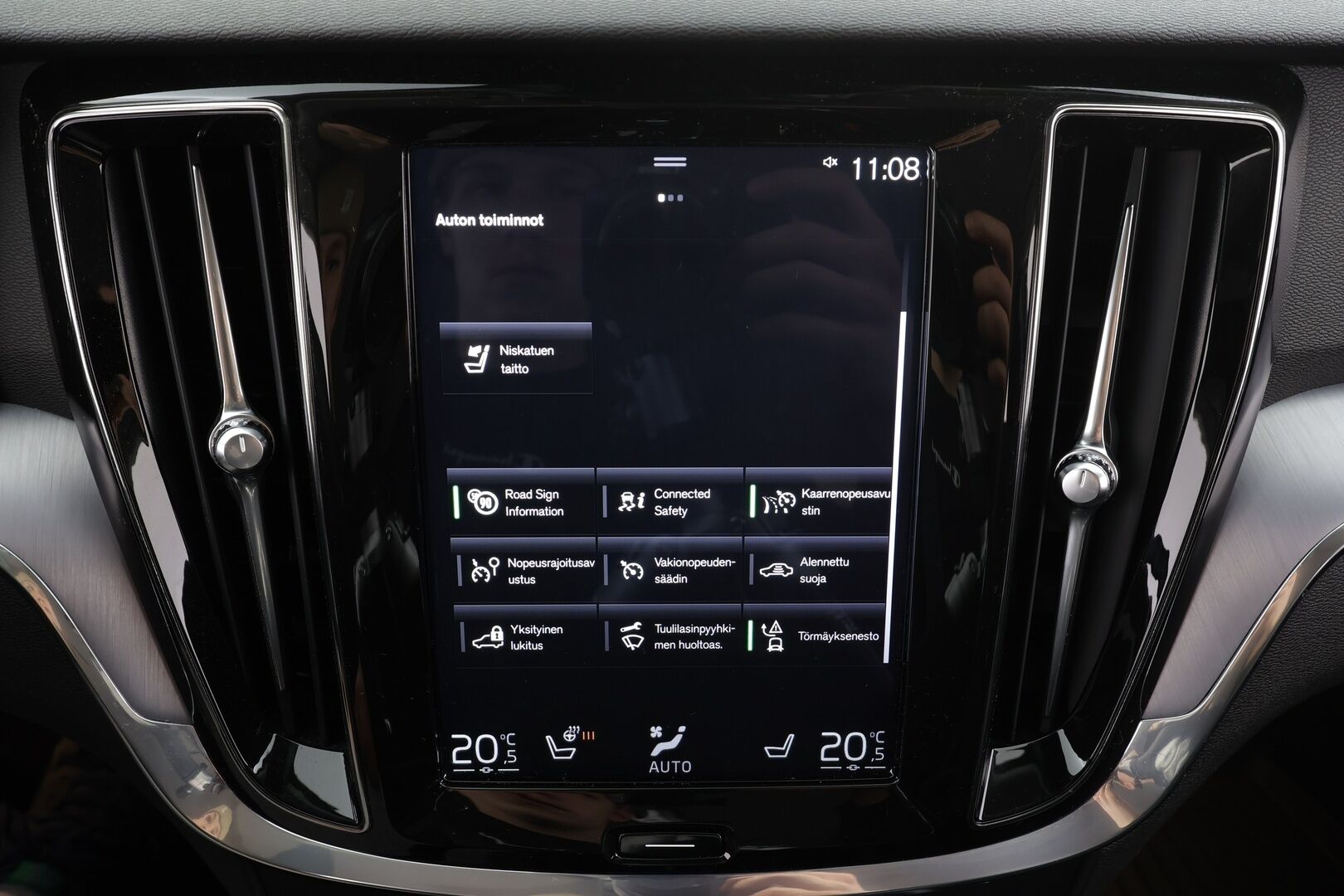 Volvo V60 2020 D3 AWD Business aut * ACC / P.tutka / Webasto / LED / Navi / Puolinahat / Koukku / BLIS / KeylessGo * - 1.Om Suomi-auto / Kahdet renkaat aluvanteilla / Merkkihuollettu