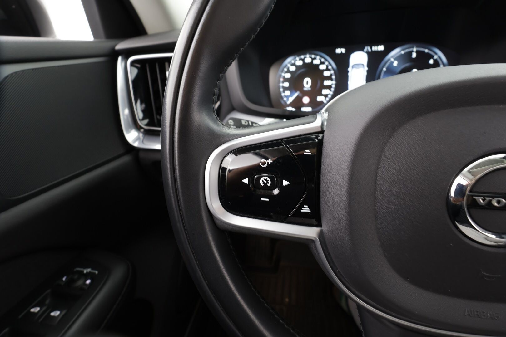 Volvo V60 2020 D3 AWD Business aut * ACC / P.tutka / Webasto / LED / Navi / Puolinahat / Koukku / BLIS / KeylessGo * - 1.Om Suomi-auto / Kahdet renkaat aluvanteilla / Merkkihuollettu