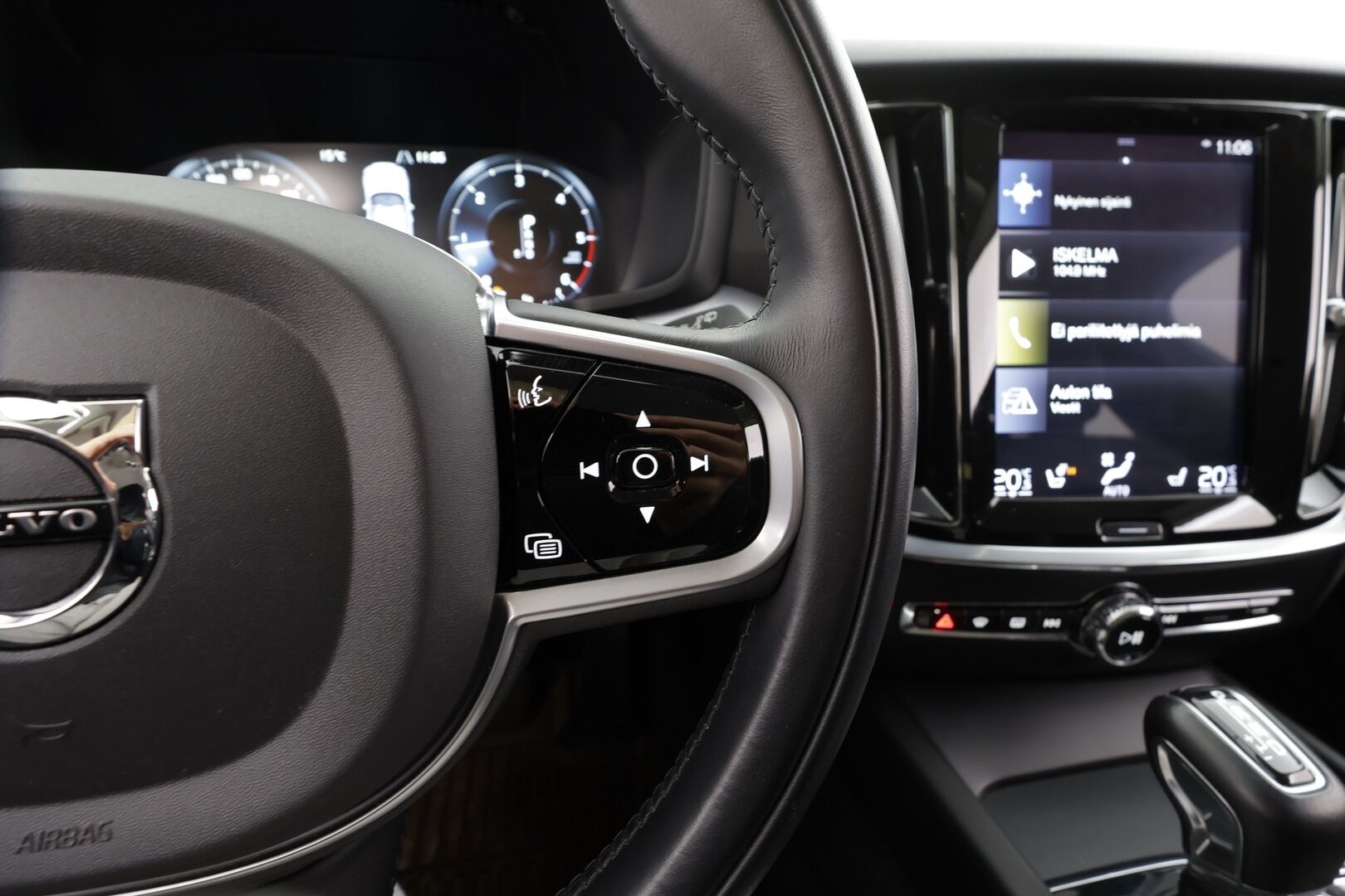 Volvo V60 2020 D3 AWD Business aut * ACC / P.tutka / Webasto / LED / Navi / Puolinahat / Koukku / BLIS / KeylessGo * - 1.Om Suomi-auto / Kahdet renkaat aluvanteilla / Merkkihuollettu