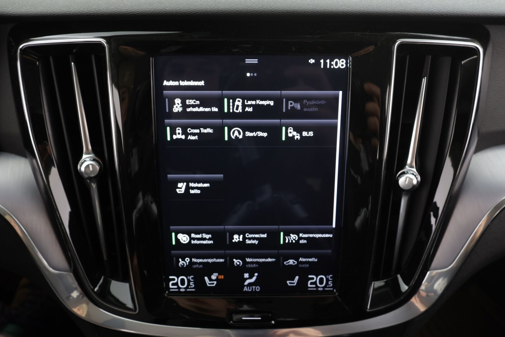 Volvo V60 2020 D3 AWD Business aut * ACC / P.tutka / Webasto / LED / Navi / Puolinahat / Koukku / BLIS / KeylessGo * - 1.Om Suomi-auto / Kahdet renkaat aluvanteilla / Merkkihuollettu