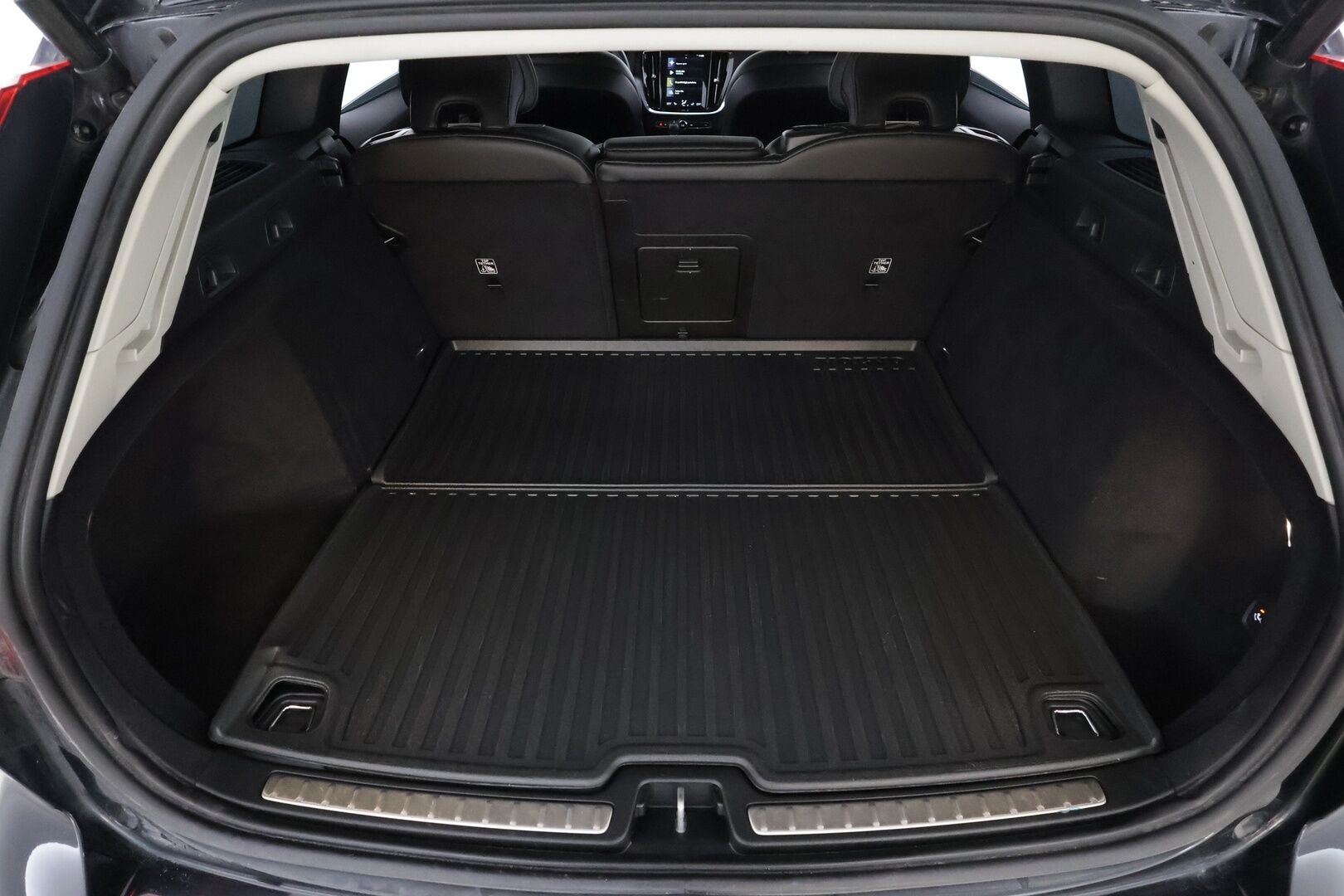 Volvo V60 2020 D3 AWD Business aut * ACC / P.tutka / Webasto / LED / Navi / Puolinahat / Koukku / BLIS / KeylessGo * - 1.Om Suomi-auto / Kahdet renkaat aluvanteilla / Merkkihuollettu