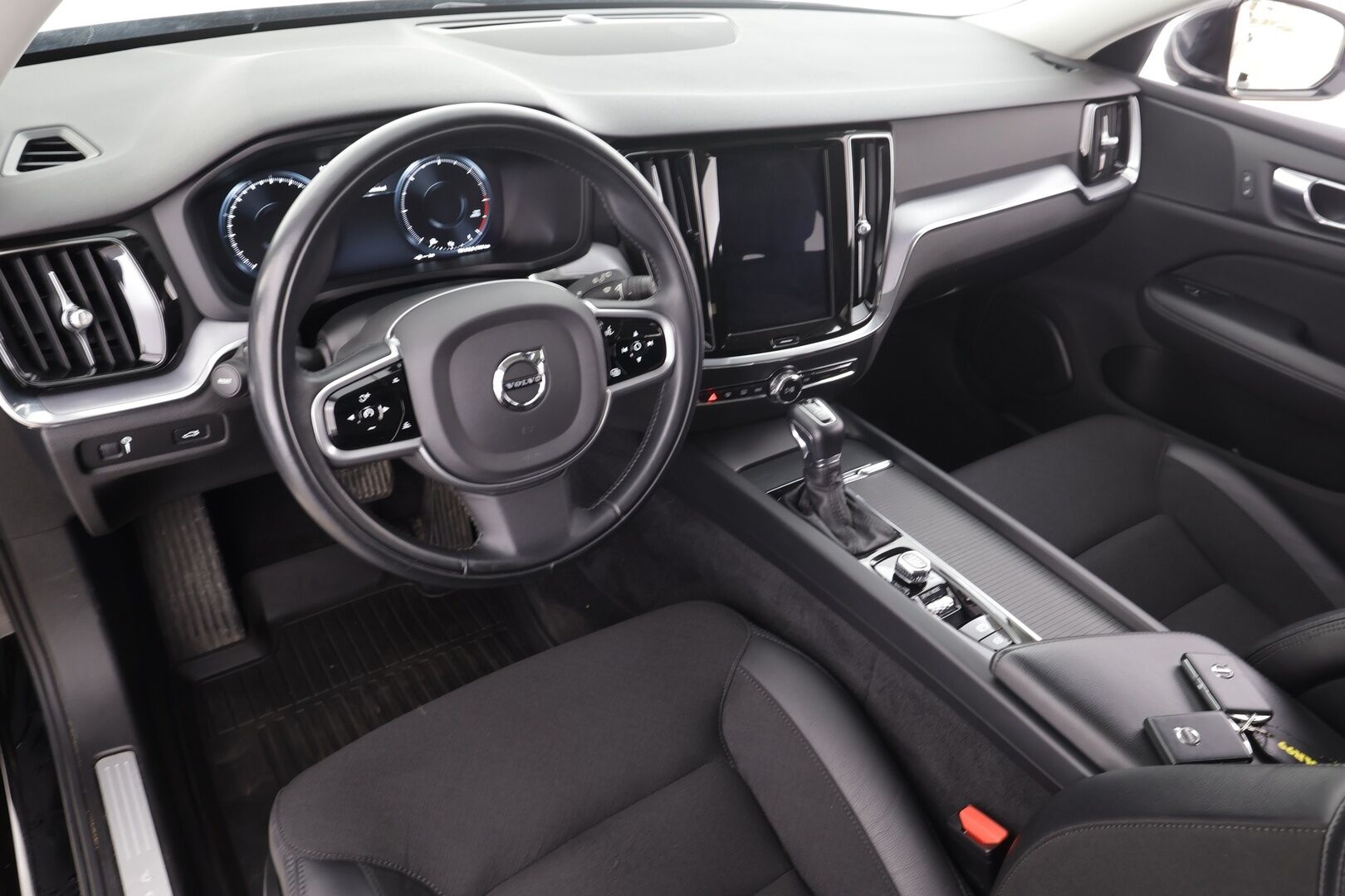 Volvo V60 2020 D3 AWD Business aut * ACC / P.tutka / Webasto / LED / Navi / Puolinahat / Koukku / BLIS / KeylessGo * - 1.Om Suomi-auto / Kahdet renkaat aluvanteilla / Merkkihuollettu