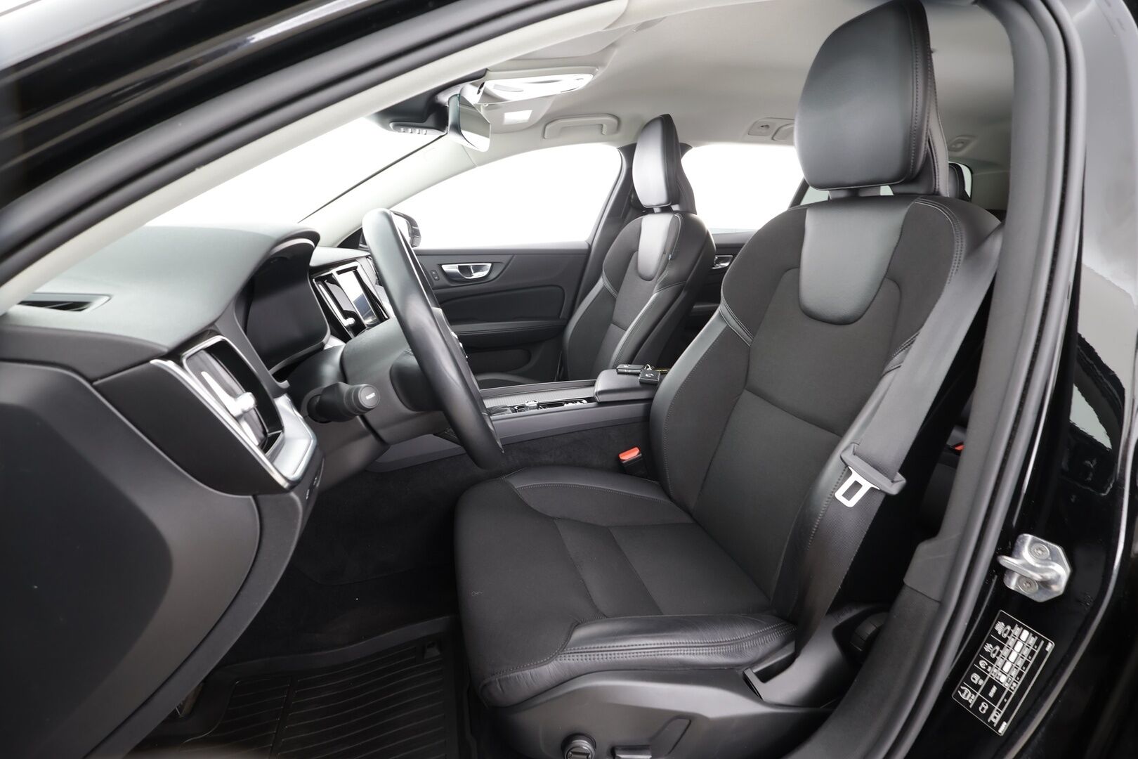 Volvo V60 2020 D3 AWD Business aut * ACC / P.tutka / Webasto / LED / Navi / Puolinahat / Koukku / BLIS / KeylessGo * - 1.Om Suomi-auto / Kahdet renkaat aluvanteilla / Merkkihuollettu