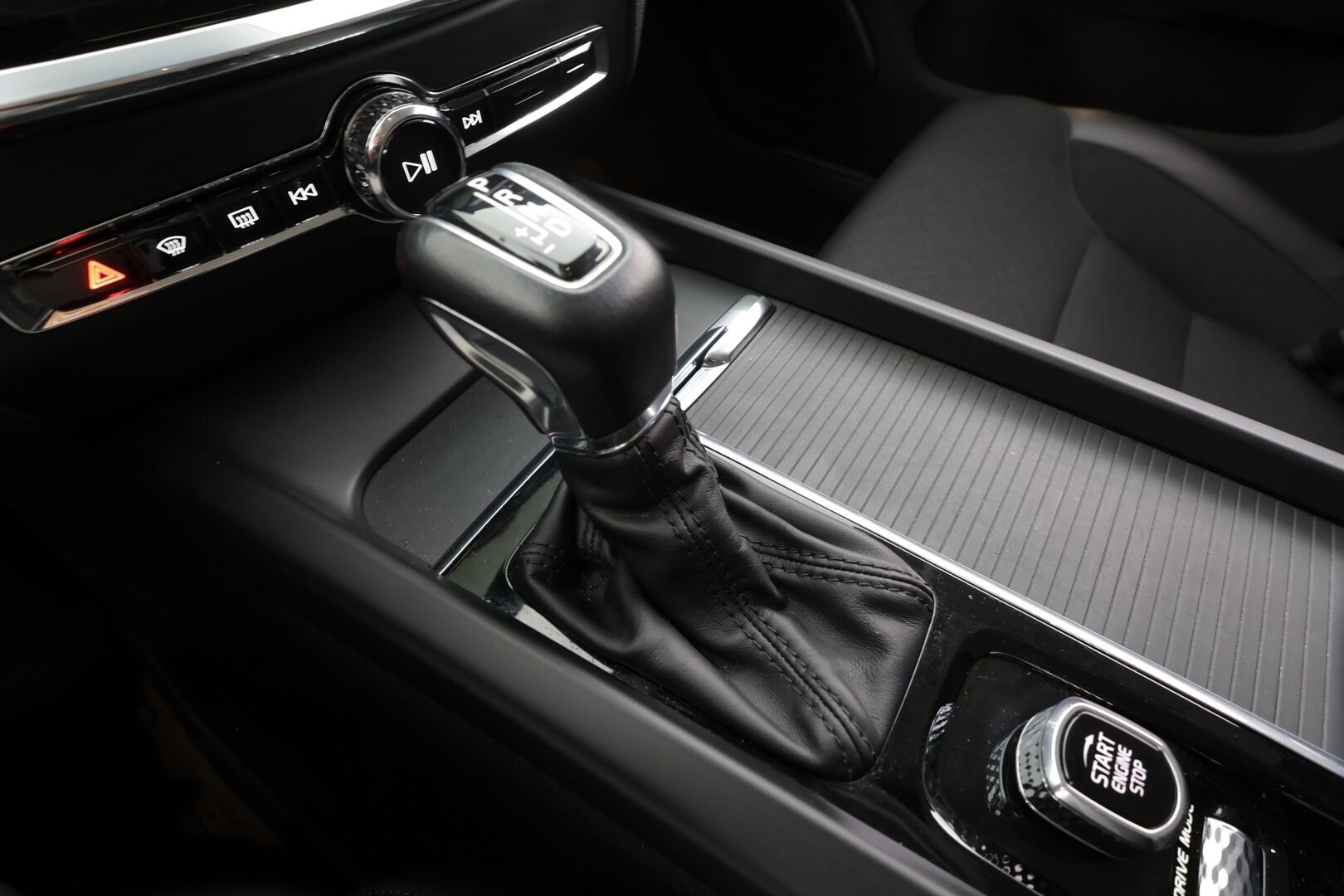 Volvo V60 2020 D3 AWD Business aut * ACC / P.tutka / Webasto / LED / Navi / Puolinahat / Koukku / BLIS / KeylessGo * - 1.Om Suomi-auto / Kahdet renkaat aluvanteilla / Merkkihuollettu