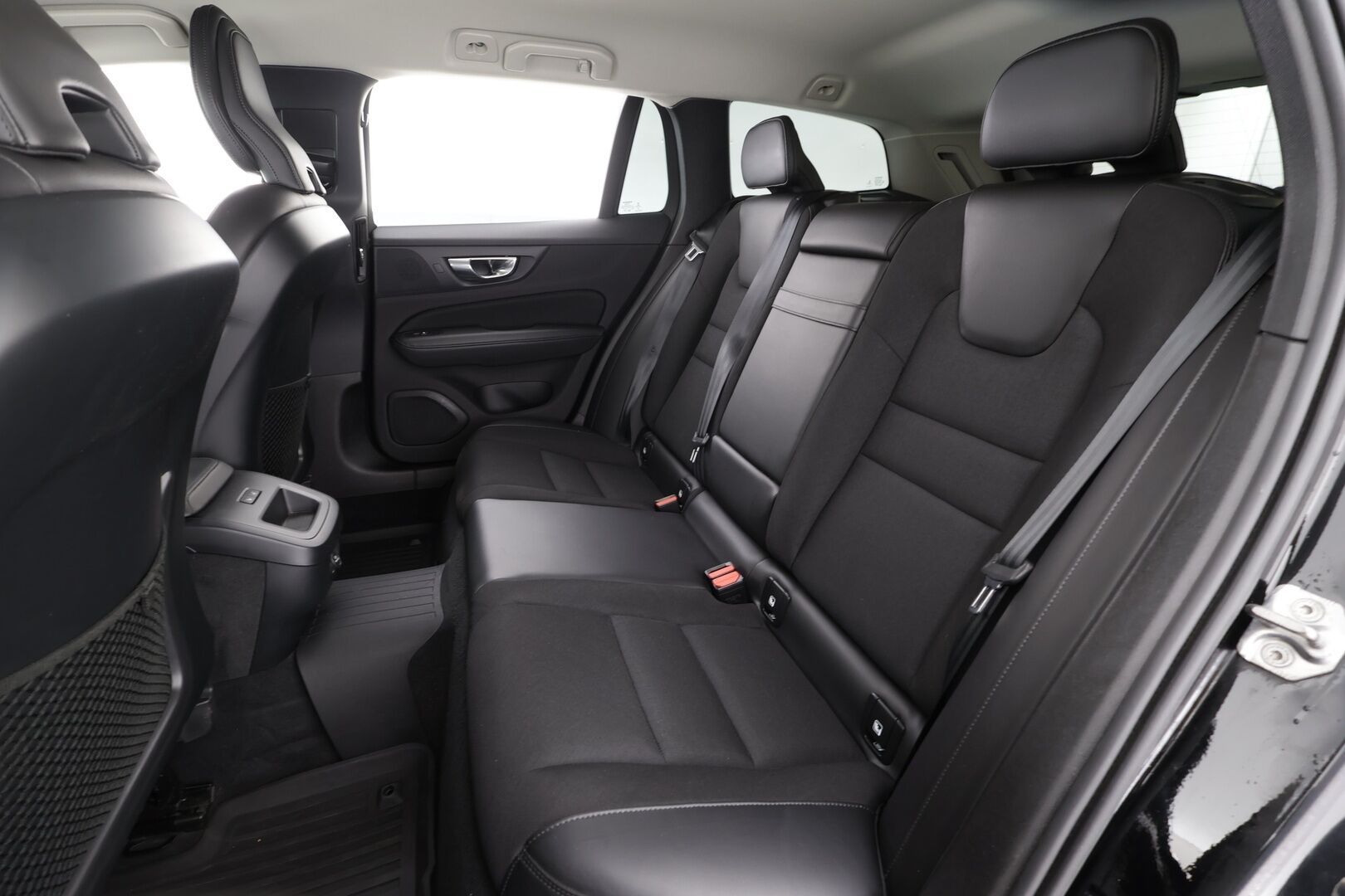 Volvo V60 2020 D3 AWD Business aut * ACC / P.tutka / Webasto / LED / Navi / Puolinahat / Koukku / BLIS / KeylessGo * - 1.Om Suomi-auto / Kahdet renkaat aluvanteilla / Merkkihuollettu