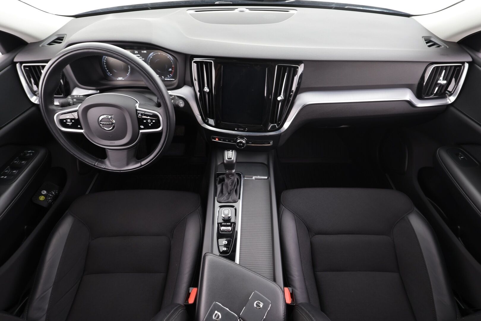 Volvo V60 2020 D3 AWD Business aut * ACC / P.tutka / Webasto / LED / Navi / Puolinahat / Koukku / BLIS / KeylessGo * - 1.Om Suomi-auto / Kahdet renkaat aluvanteilla / Merkkihuollettu