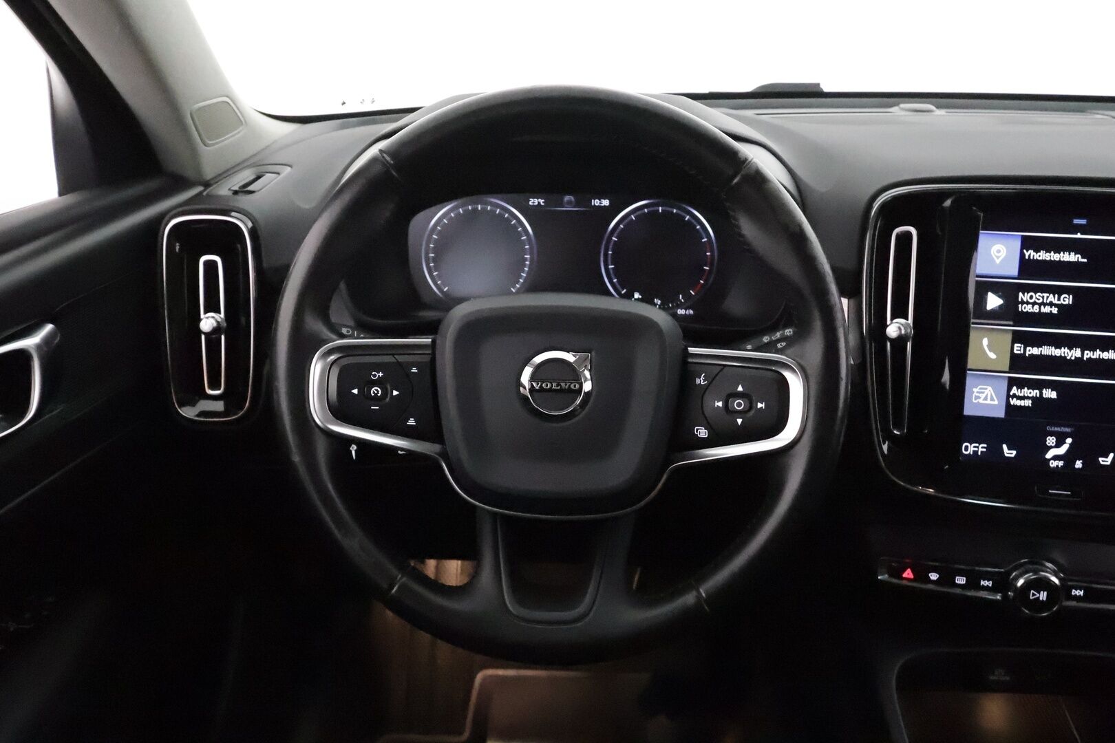 Volvo XC40 2020 T3 Momentum aut **Adapt.vakkari / Webasto / Puolinahat / Digimittaristo / Sähköluukku / KeylessGo** - Suomi-auto / Kahdet renkaat aluvanteilla