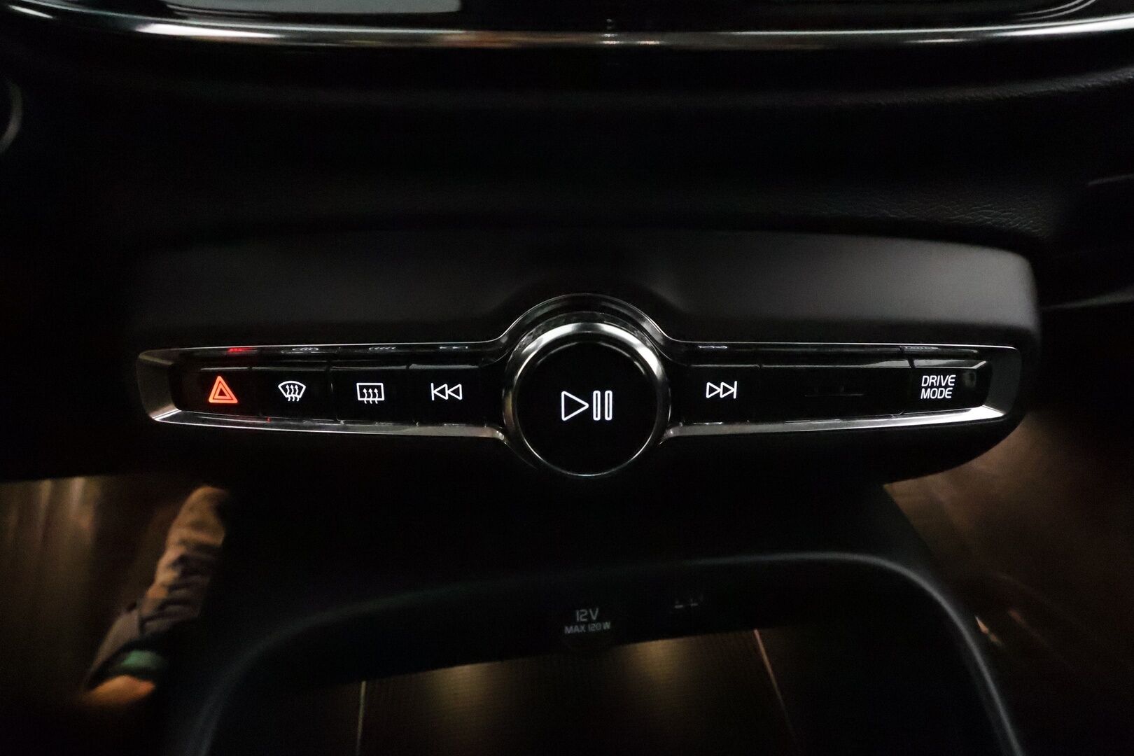 Volvo XC40 2020 T3 Momentum aut **Adapt.vakkari / Webasto / Puolinahat / Digimittaristo / Sähköluukku / KeylessGo** - Suomi-auto / Kahdet renkaat aluvanteilla