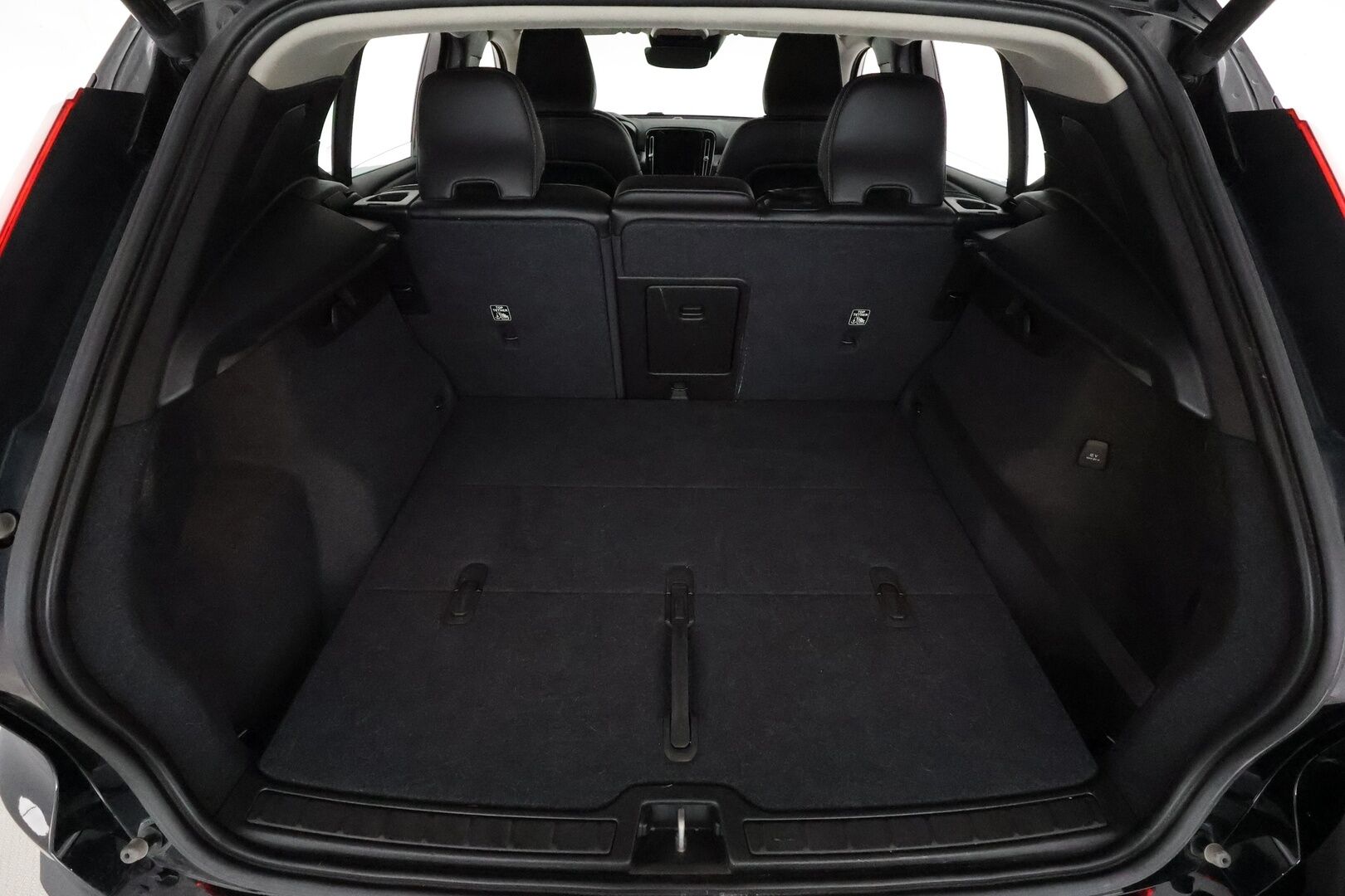 Volvo XC40 2020 T3 Momentum aut **Adapt.vakkari / Webasto / Puolinahat / Digimittaristo / Sähköluukku / KeylessGo** - Suomi-auto / Kahdet renkaat aluvanteilla