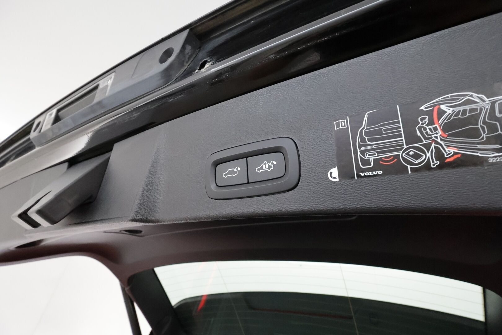 Volvo XC40 2020 T3 Momentum aut **Adapt.vakkari / Webasto / Puolinahat / Digimittaristo / Sähköluukku / KeylessGo** - Suomi-auto / Kahdet renkaat aluvanteilla