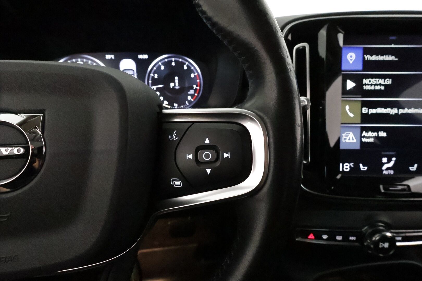 Volvo XC40 2020 T3 Momentum aut **Adapt.vakkari / Webasto / Puolinahat / Digimittaristo / Sähköluukku / KeylessGo** - Suomi-auto / Kahdet renkaat aluvanteilla
