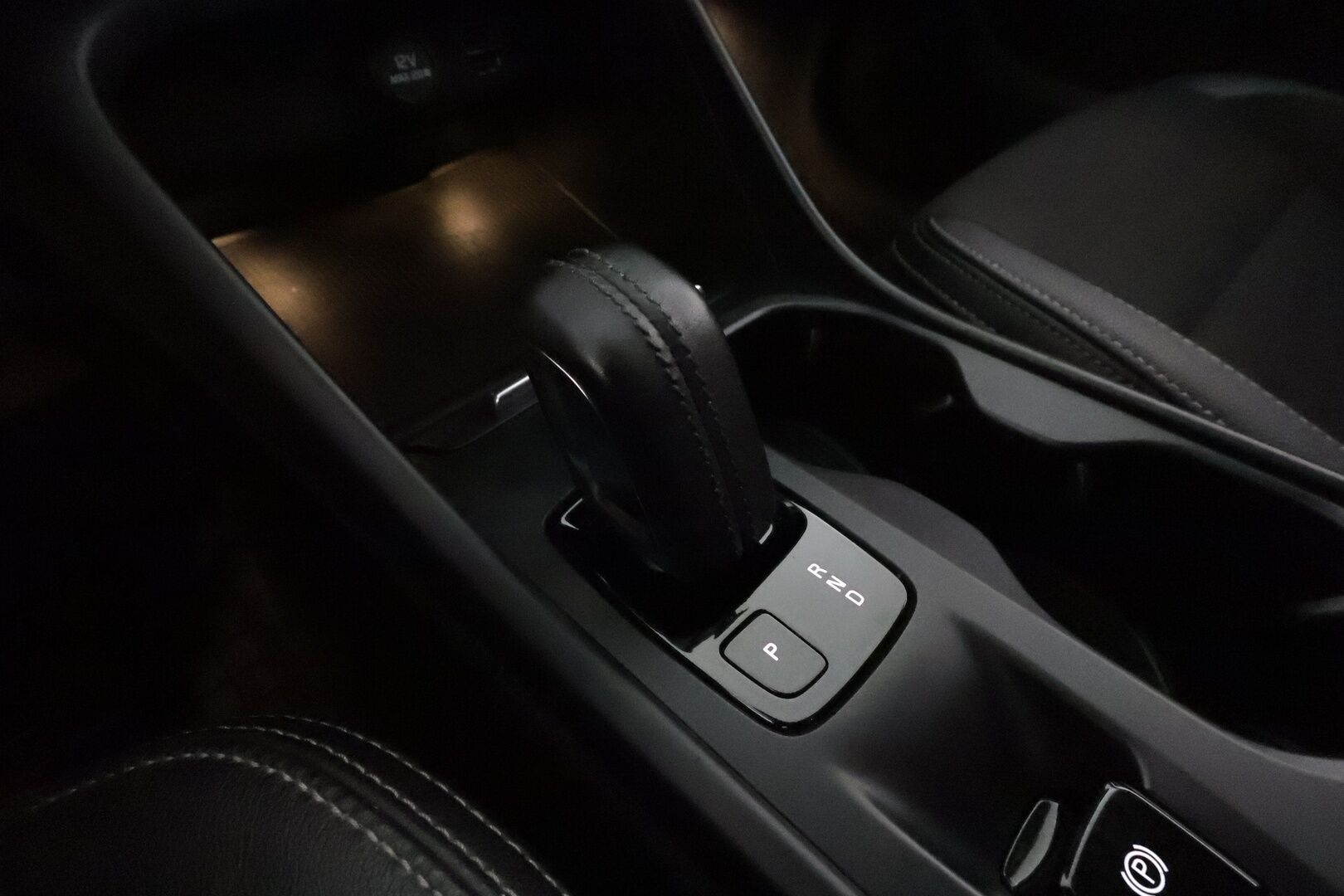 Volvo XC40 2020 T3 Momentum aut **Adapt.vakkari / Webasto / Puolinahat / Digimittaristo / Sähköluukku / KeylessGo** - Suomi-auto / Kahdet renkaat aluvanteilla