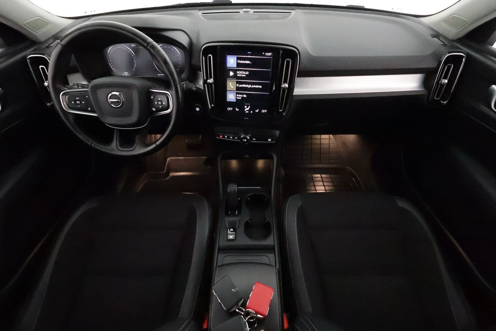 Volvo XC40 2020 T3 Momentum aut **Adapt.vakkari / Webasto / Puolinahat / Digimittaristo / Sähköluukku / KeylessGo** - Suomi-auto / Kahdet renkaat aluvanteilla