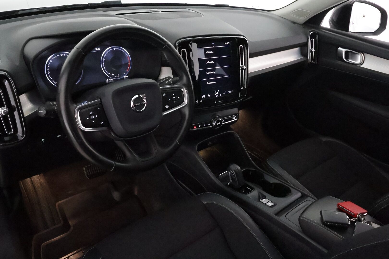 Volvo XC40 2020 T3 Momentum aut **Adapt.vakkari / Webasto / Puolinahat / Digimittaristo / Sähköluukku / KeylessGo** - Suomi-auto / Kahdet renkaat aluvanteilla