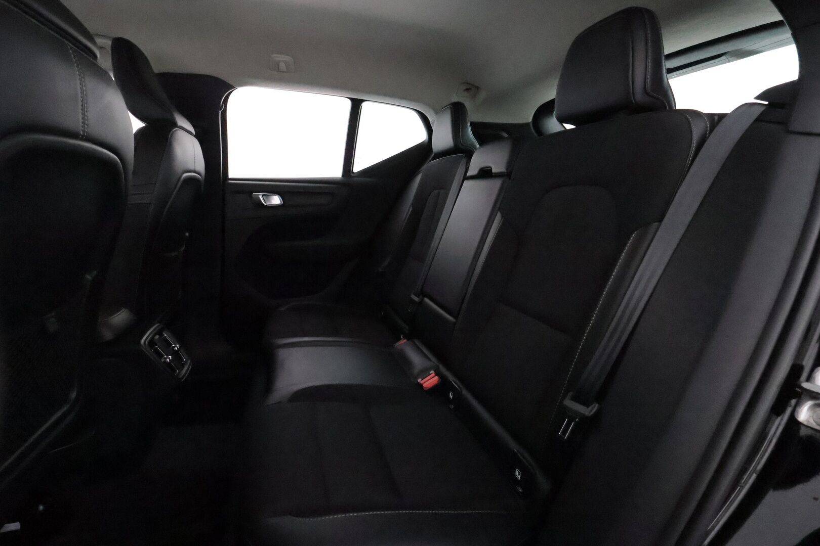 Volvo XC40 2020 T3 Momentum aut **Adapt.vakkari / Webasto / Puolinahat / Digimittaristo / Sähköluukku / KeylessGo** - Suomi-auto / Kahdet renkaat aluvanteilla