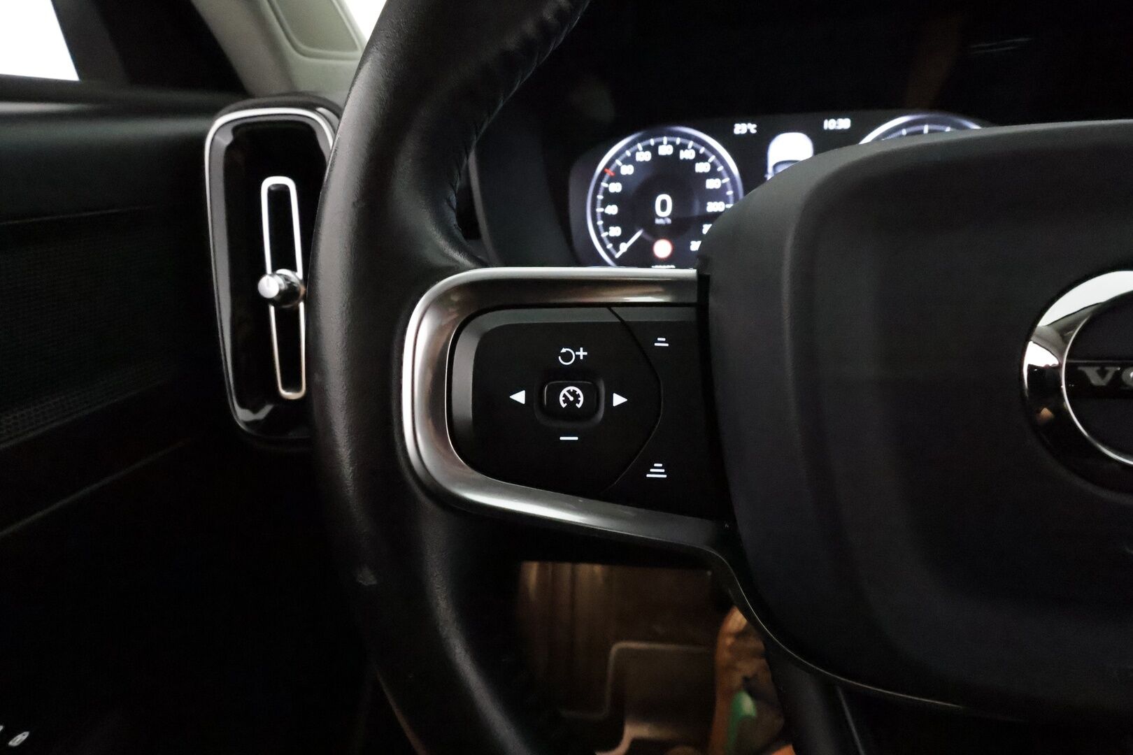 Volvo XC40 2020 T3 Momentum aut **Adapt.vakkari / Webasto / Puolinahat / Digimittaristo / Sähköluukku / KeylessGo** - Suomi-auto / Kahdet renkaat aluvanteilla