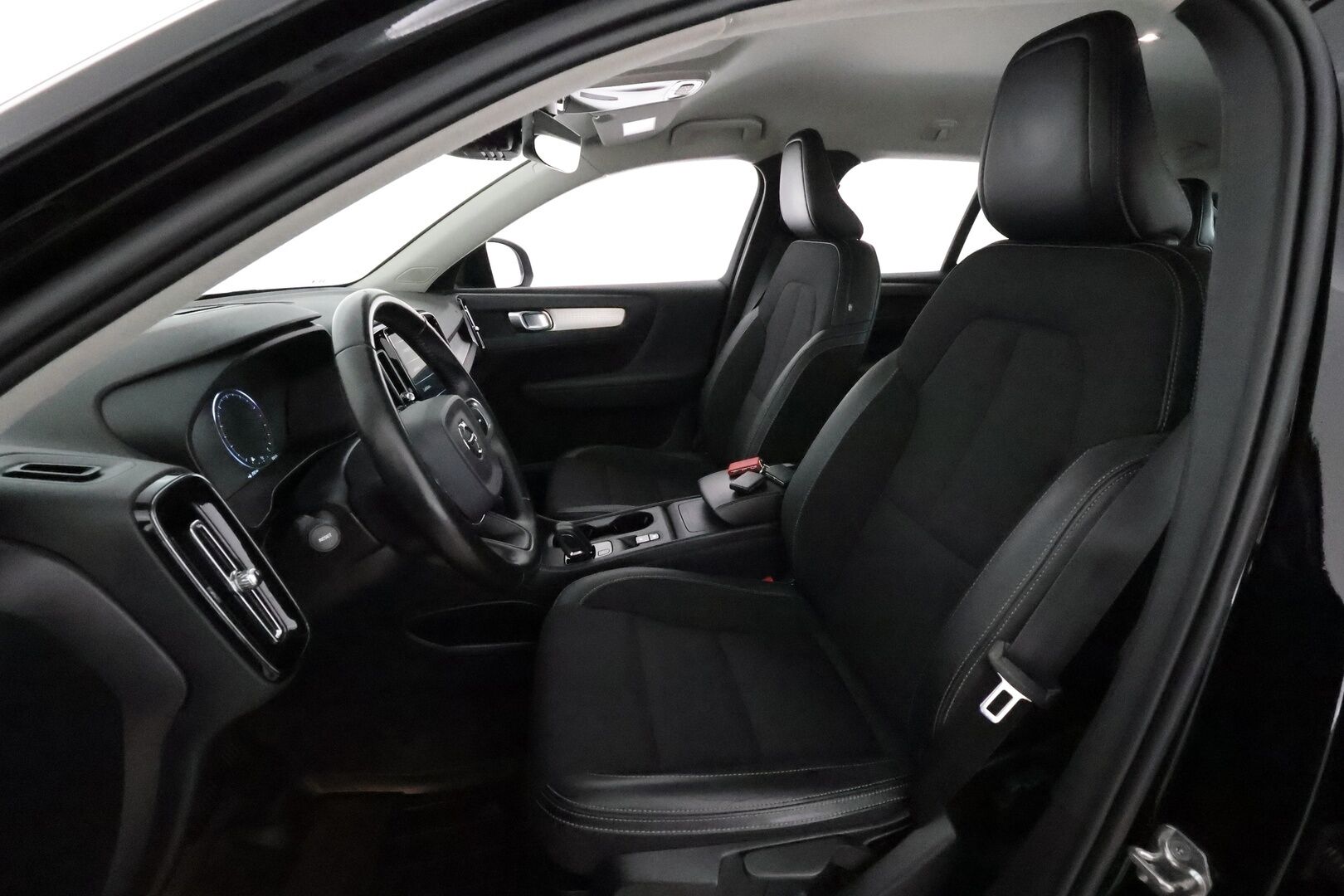 Volvo XC40 2020 T3 Momentum aut **Adapt.vakkari / Webasto / Puolinahat / Digimittaristo / Sähköluukku / KeylessGo** - Suomi-auto / Kahdet renkaat aluvanteilla