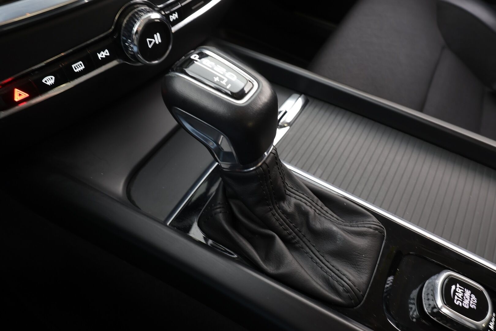 Volvo V60 2020 D3 AWD Business aut * Webasto / Koukku / ACC / LED / P.tutka / Navi / Kaistavahti / Keyless * - Suomi-auto / Kahdet renkaat / Merkkihuollot - HULLUT BLACKWEEK JATKOT - KORKOTARJOUS 2,49%