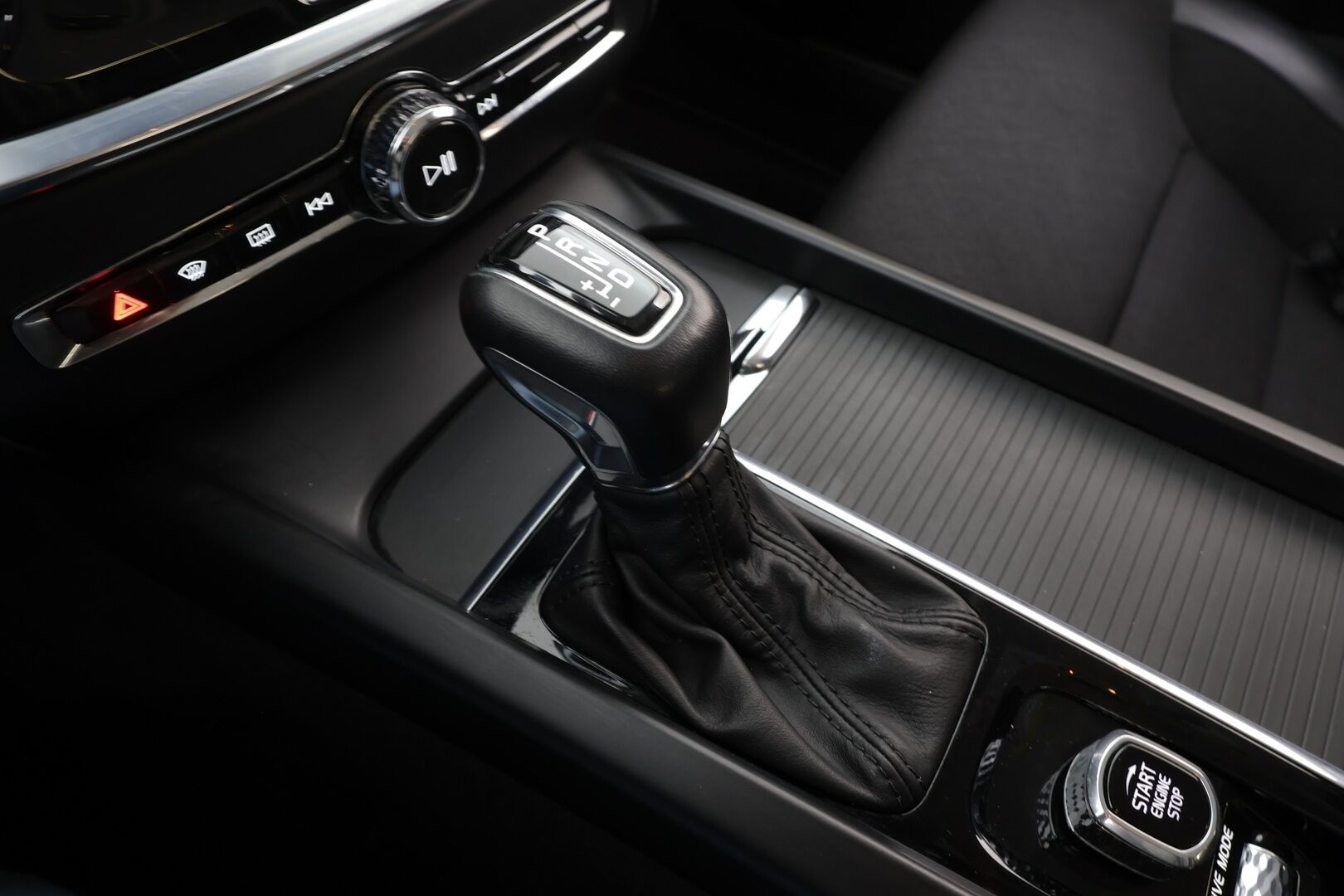 Volvo V60 2020 D3 AWD Business aut * Webasto / Koukku / ACC / LED / P.tutka / Navi / Kaistavahti / Keyless * - Suomi-auto / Kahdet renkaat / Merkkihuollot - HULLUT BLACKWEEK JATKOT - KORKOTARJOUS 2,49%