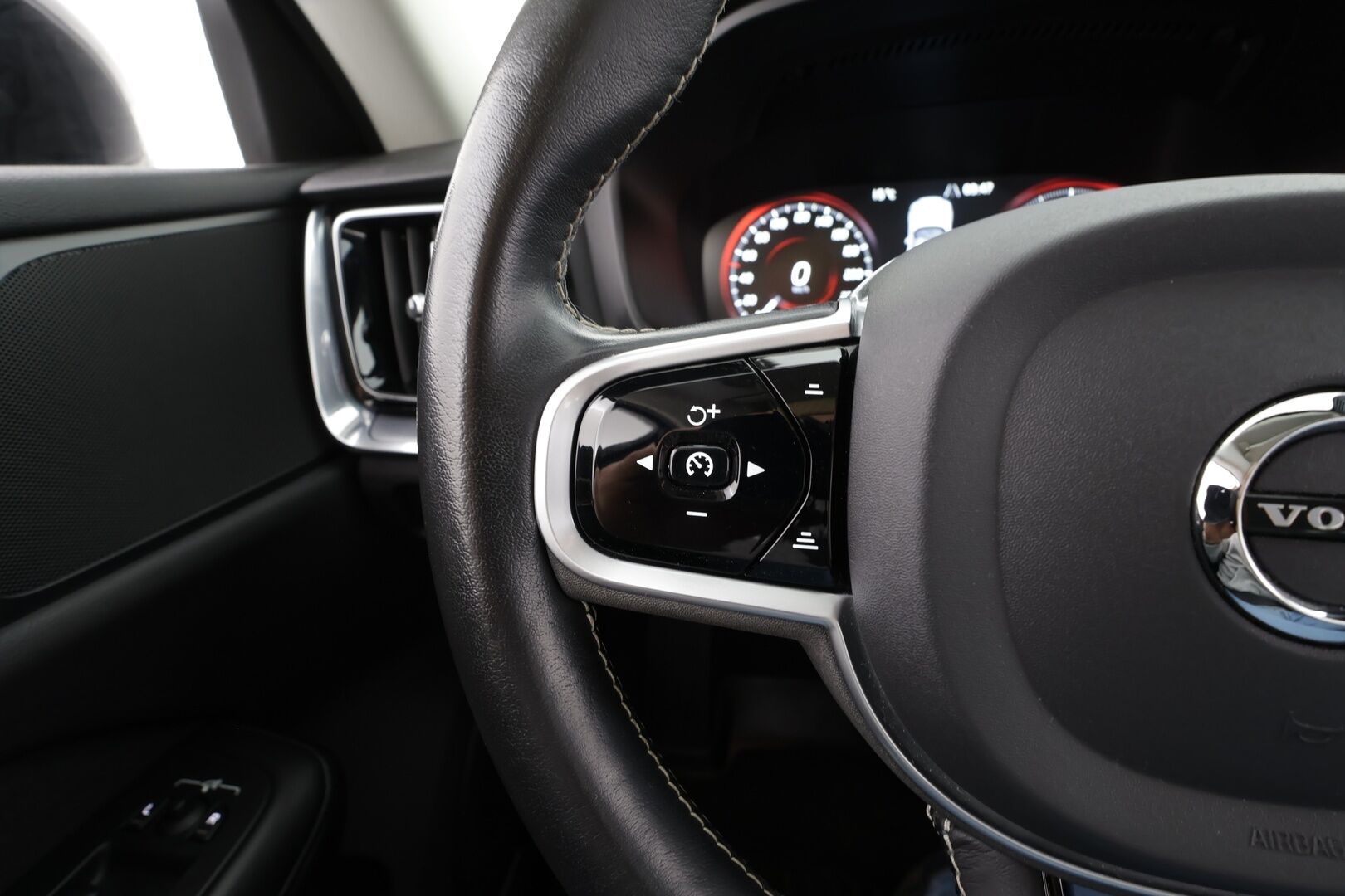 Volvo V60 2020 D3 AWD Business aut * Webasto / Koukku / ACC / LED / P.tutka / Navi / Kaistavahti / Keyless * - Suomi-auto / Kahdet renkaat / Merkkihuollot - HULLUT BLACKWEEK JATKOT - KORKOTARJOUS 2,49%