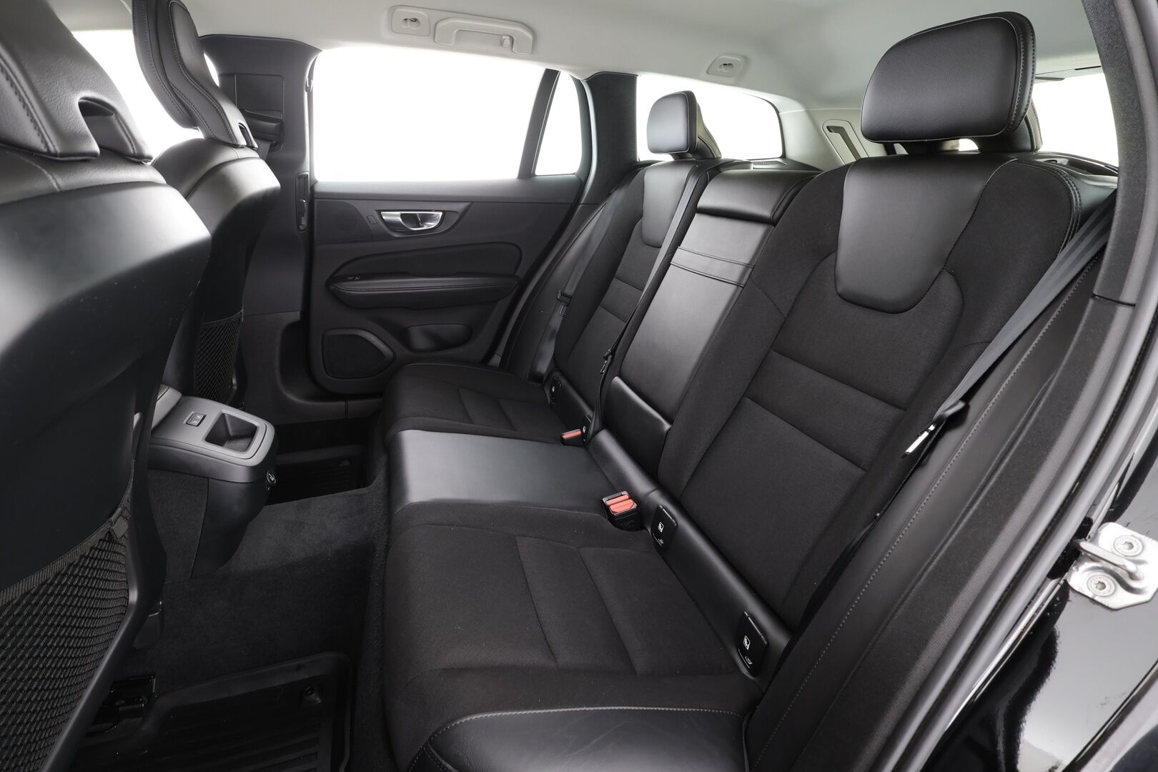 Volvo V60 2020 D3 AWD Business aut * Webasto / Koukku / ACC / LED / P.tutka / Navi / Kaistavahti / Keyless * - Suomi-auto / Kahdet renkaat / Merkkihuollot - HULLUT BLACKWEEK JATKOT - KORKOTARJOUS 2,49%