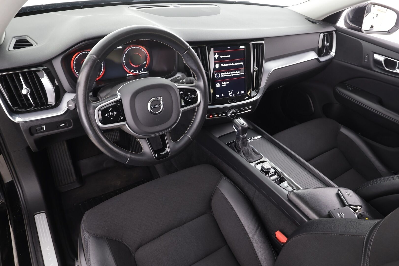 Volvo V60 2020 D3 AWD Business aut * Webasto / Koukku / ACC / LED / P.tutka / Navi / Kaistavahti / Keyless * - Suomi-auto / Kahdet renkaat / Merkkihuollot - HULLUT BLACKWEEK JATKOT - KORKOTARJOUS 2,49%