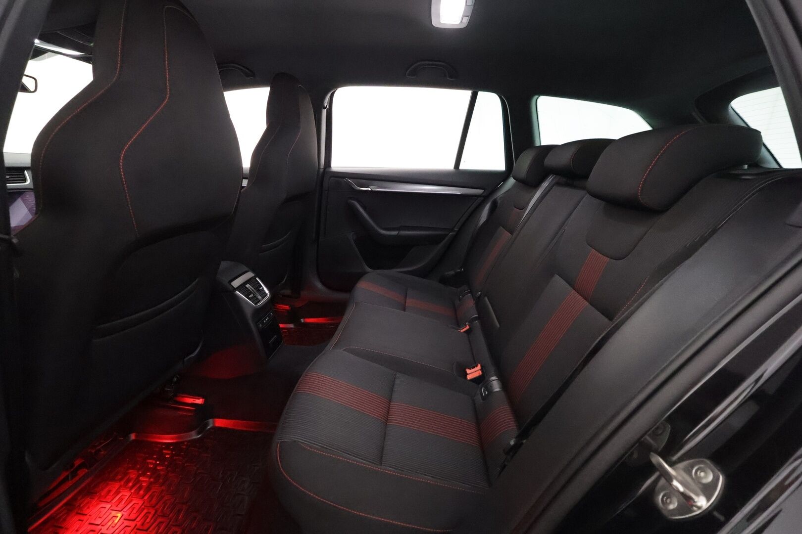 Skoda Octavia 2020 Combi 1,5 TSI Style BusinessLine DSG Autom ** Webasto / Koukku / Adapt. Vakkari / LED-valot / P. Kamera / Digimittaristo* -  Apple&Android / Navi / Kaistavahti / KeylessGO / 2x Renkaat
