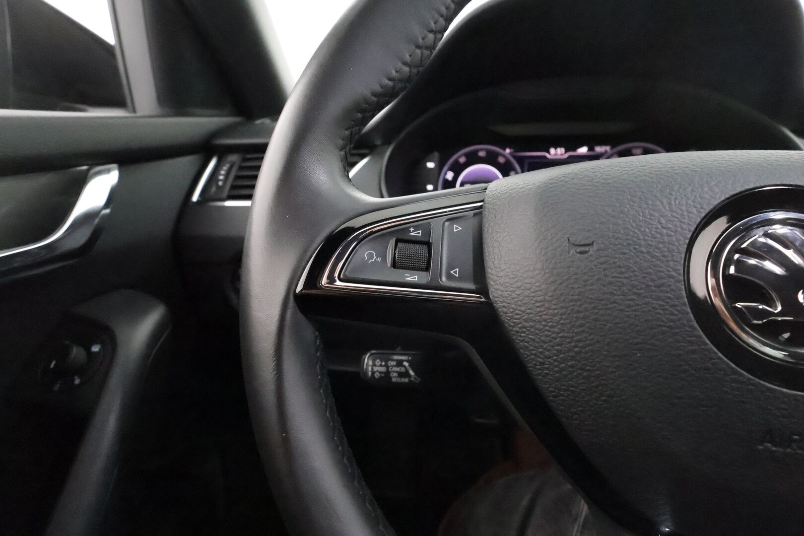 Skoda Octavia 2020 Combi 1,5 TSI Style BusinessLine DSG Autom ** Webasto / Koukku / Adapt. Vakkari / LED-valot / P. Kamera / Digimittaristo* -  Apple&Android / Navi / Kaistavahti / KeylessGO / 2x Renkaat