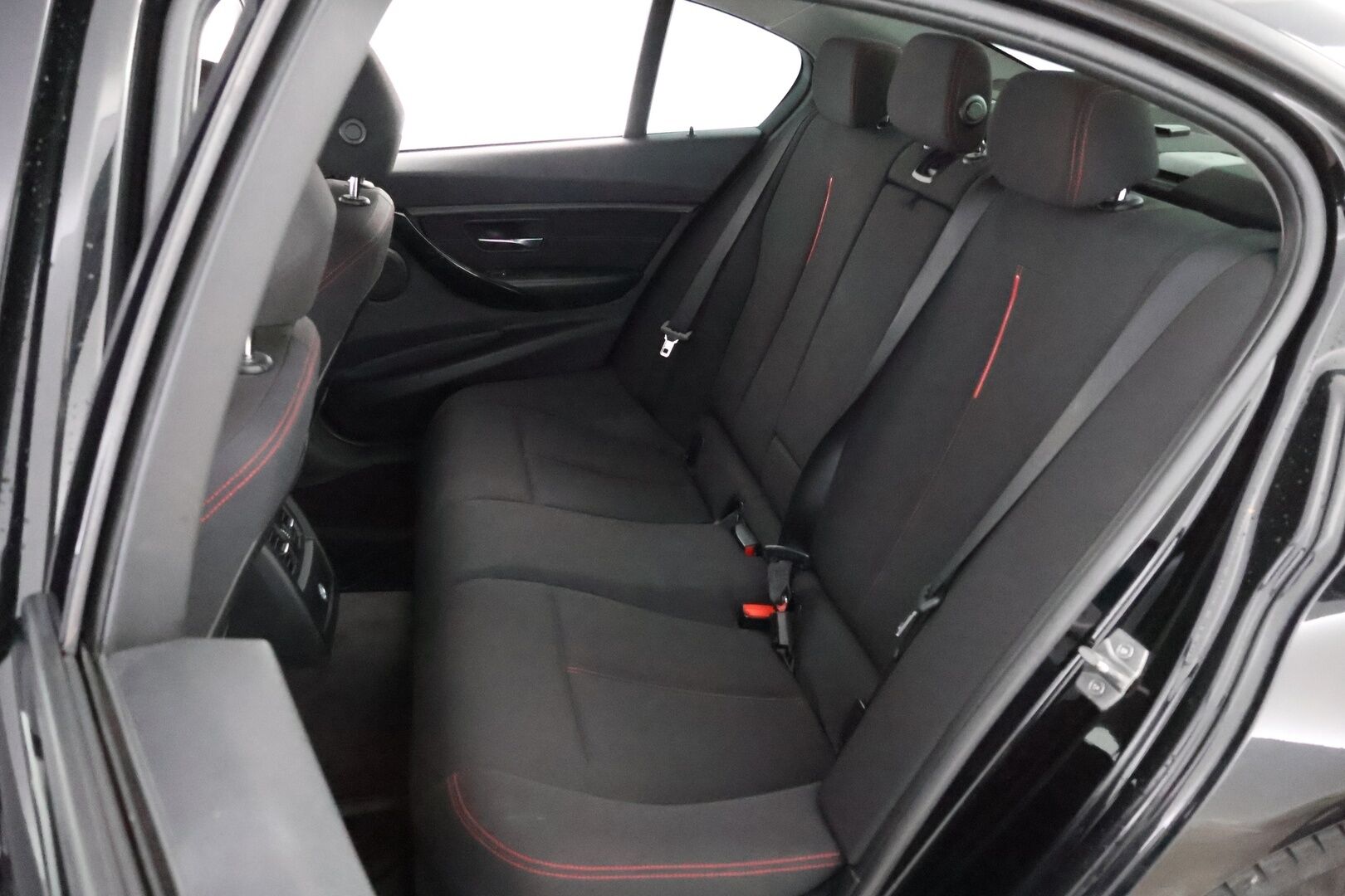 BMW 320 2014 F30 Sedan 320d TwinPower Turbo A xDrive Business - Sporttipenkit / Vakkari / KeyLess / Xenon / Peruutustutka / 2x Hyvät renkaat aluvantein / Juuri tullut Tampereelle!