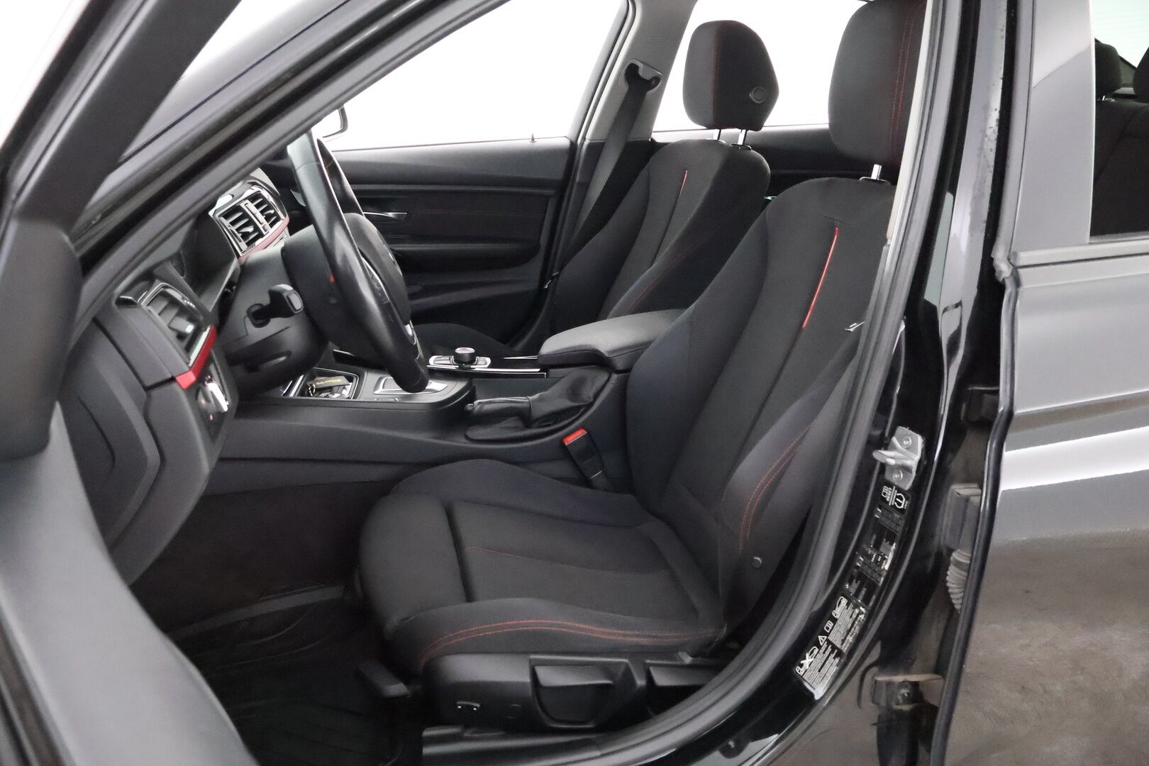 BMW 320 2014 F30 Sedan 320d TwinPower Turbo A xDrive Business - Sporttipenkit / Vakkari / KeyLess / Xenon / Peruutustutka / 2x Hyvät renkaat aluvantein / Juuri tullut Tampereelle!