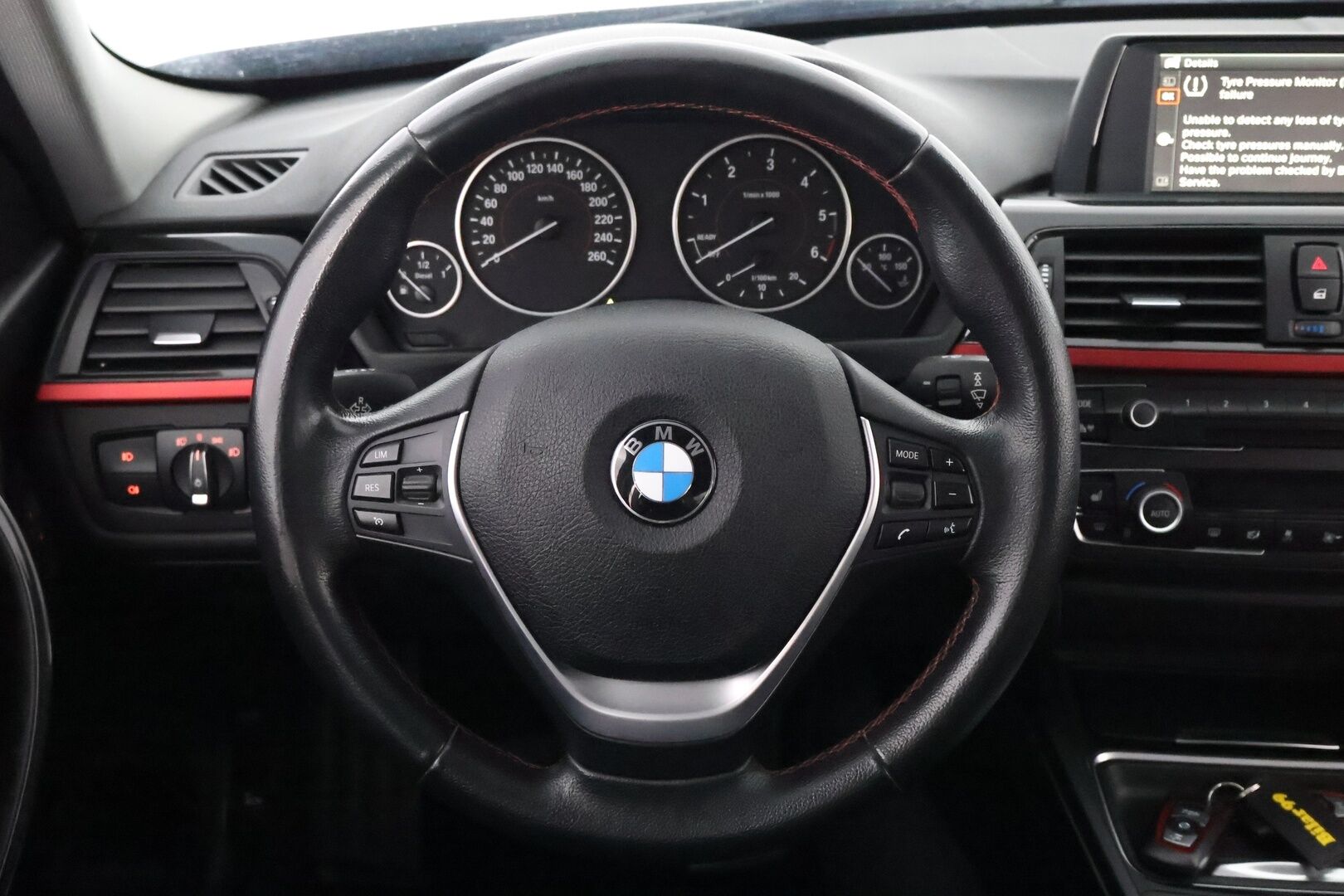 BMW 320 2014 F30 Sedan 320d TwinPower Turbo A xDrive Business - Sporttipenkit / Vakkari / KeyLess / Xenon / Peruutustutka / 2x Hyvät renkaat aluvantein / Juuri tullut Tampereelle!