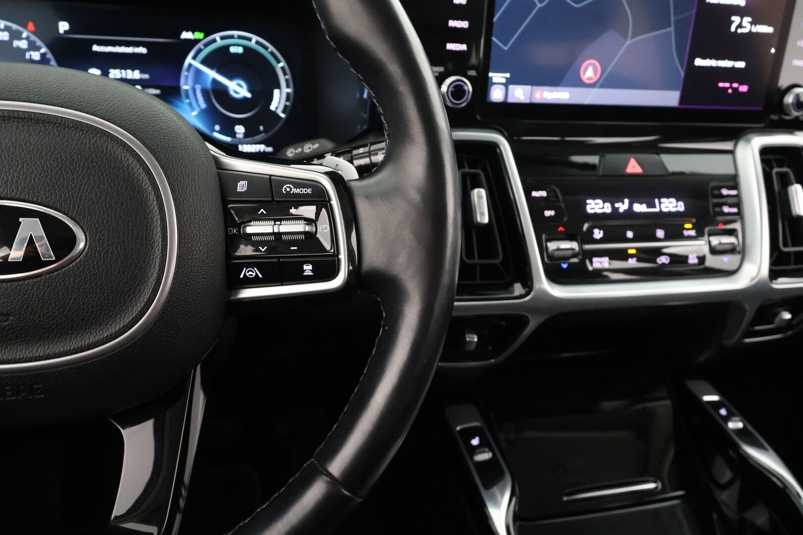 Kia Sorento 2020 1,6 T-GDI Hybrid AWD Business Premium AT 7P **Adapt.vakkari / Sähköpenkit / P.kamera / Nahkasisusta / Apple&Android / TULOSSA - 3,99 % KORKOTARJOUS TÄHÄN AUTOON - 
