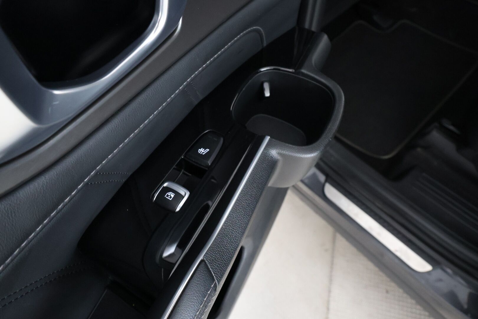Kia Sorento 2020 1,6 T-GDI Hybrid AWD Business Premium AT 7P **Adapt.vakkari / Sähköpenkit / P.kamera / Nahkasisusta / Apple&Android / TULOSSA - 3,99 % KORKOTARJOUS TÄHÄN AUTOON - 