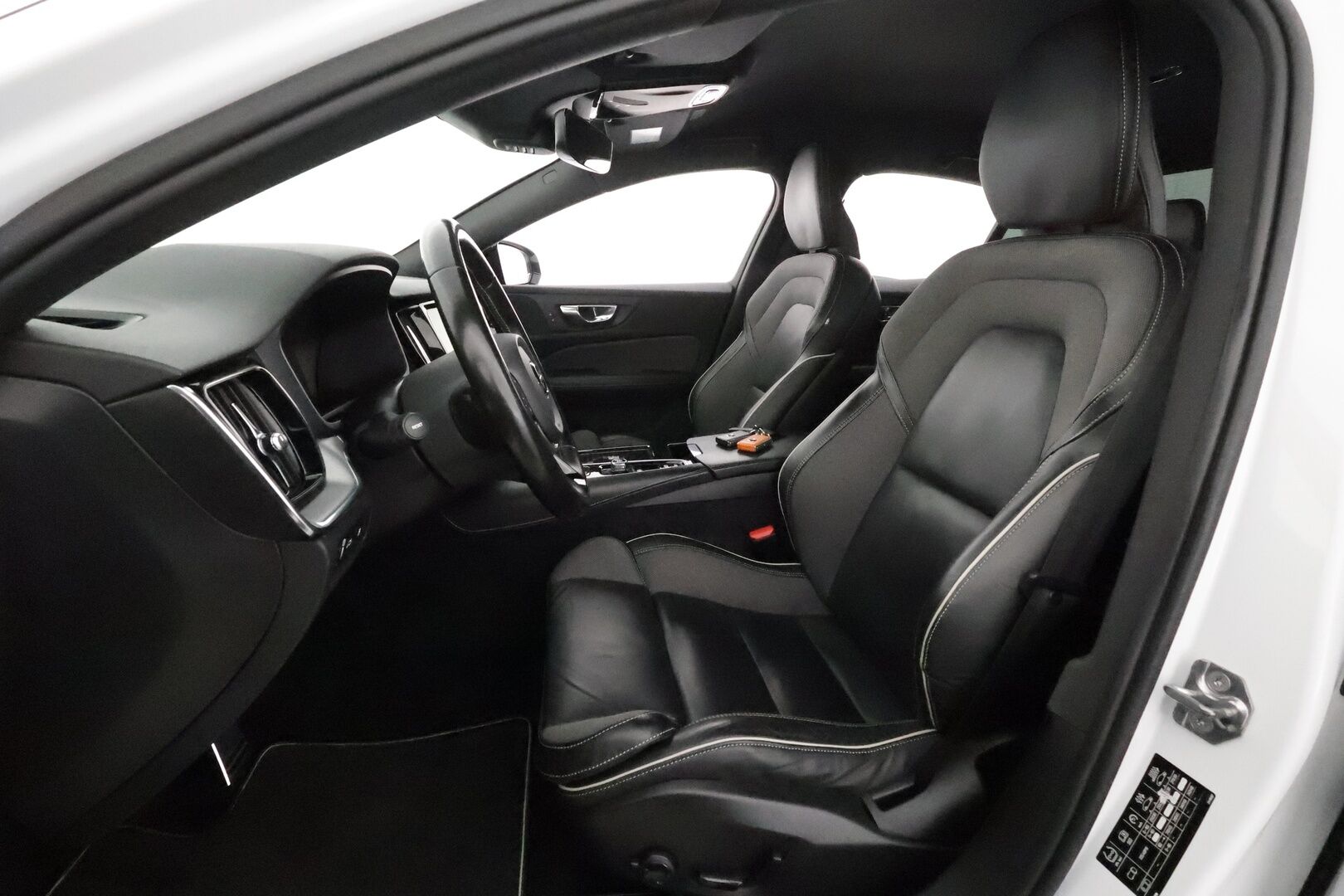 Volvo S60 2021 T8 TwE AWD Business R-Design aut *ACC / Muistipenkki / BLIS / Navi / LED / Webasto / Sporttipenkit / P.kamera* - Suomi-auto / Kahdet renkaat aluvanteilla / Merkkihuollettu