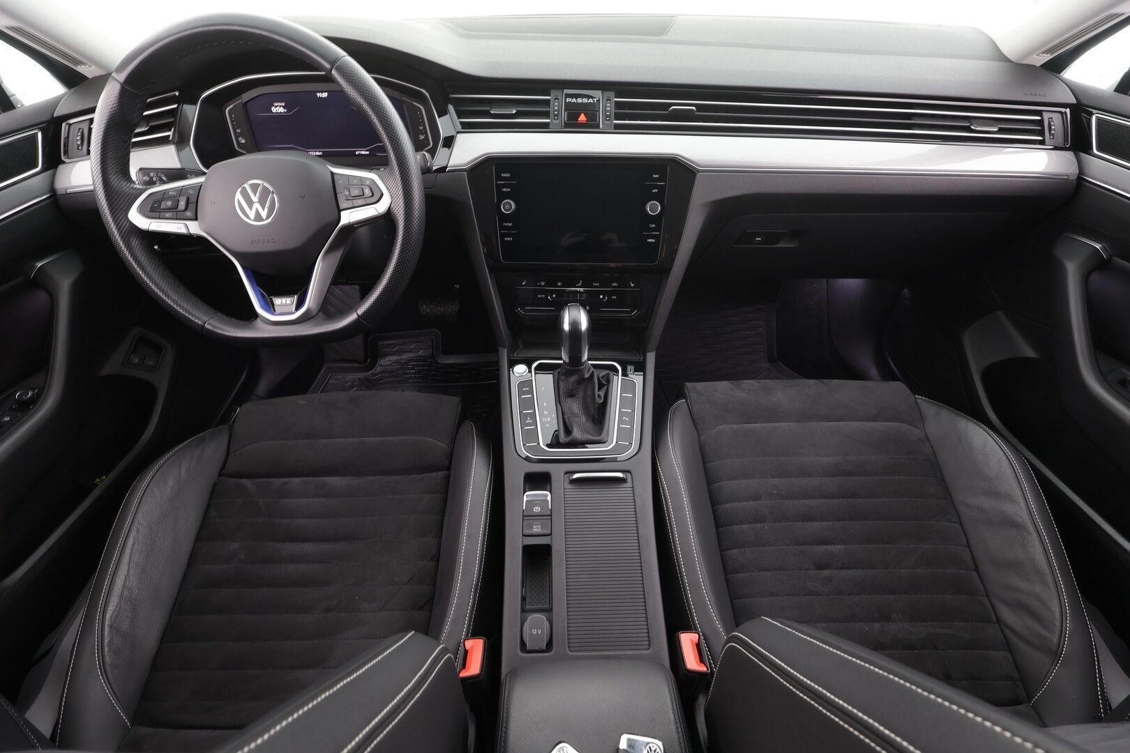 Volkswagen Passat 2021 Variant GTE Premium Plug-In Hybrid 160 kW DSG-automaatti * ACC / Webasto / Koukku / Matrix-LED / P.kamera / Keyless * - Akku kuntotarkastettu / Merkkihuollettu / Kahdet renkaat / Koti & Kauppalataus