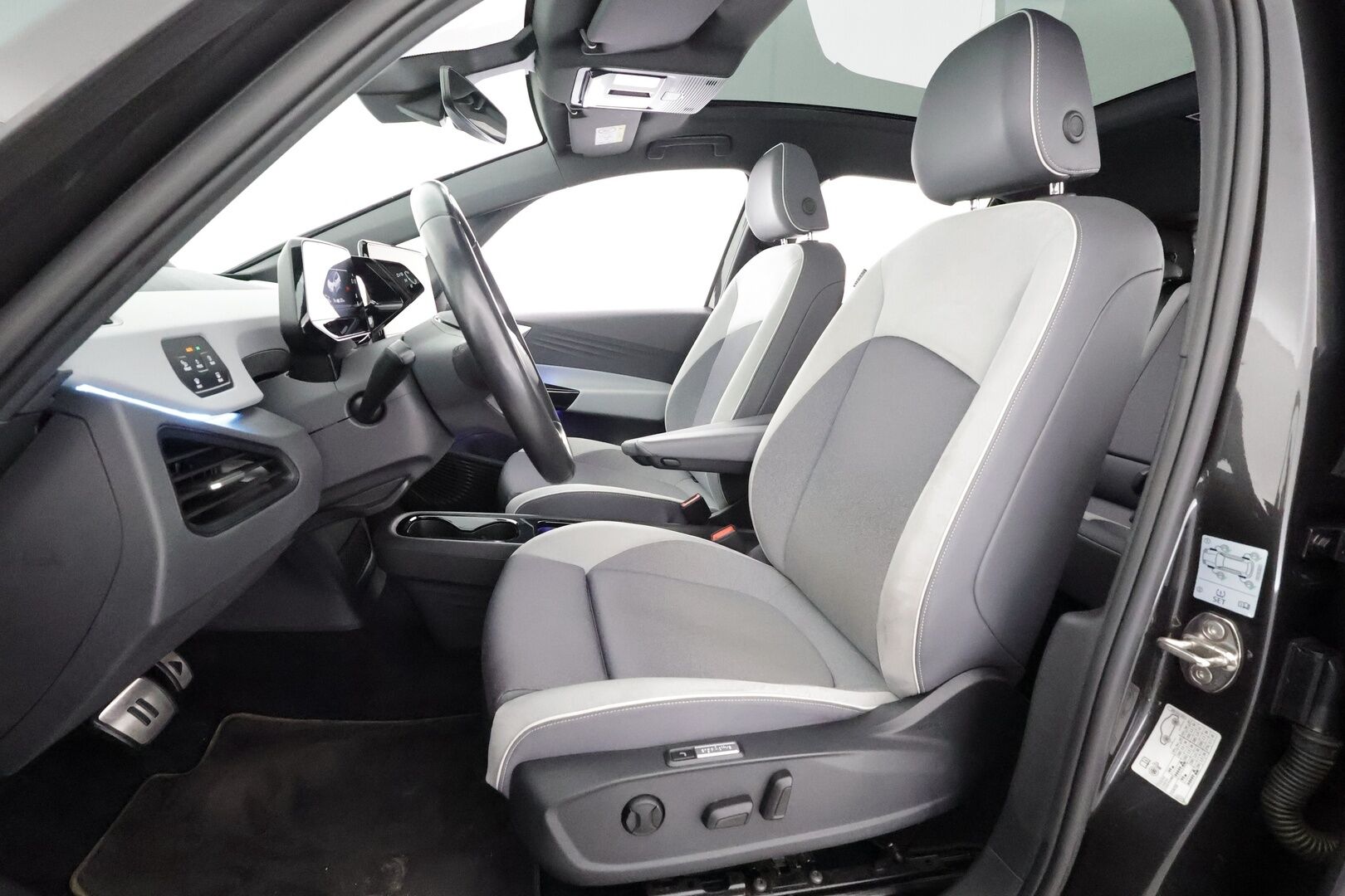 Volkswagen ID.3 2020 1ST Max 150 kW, akku 58 kWh - | ACC | ILP | HUD | Sähköpenkit hieronnalla | Lasikatto | IQ.Light | Travel Assist | Side Assist | P.kamera | Keyless | Merkkihuollot | 2x renkaat aluin |